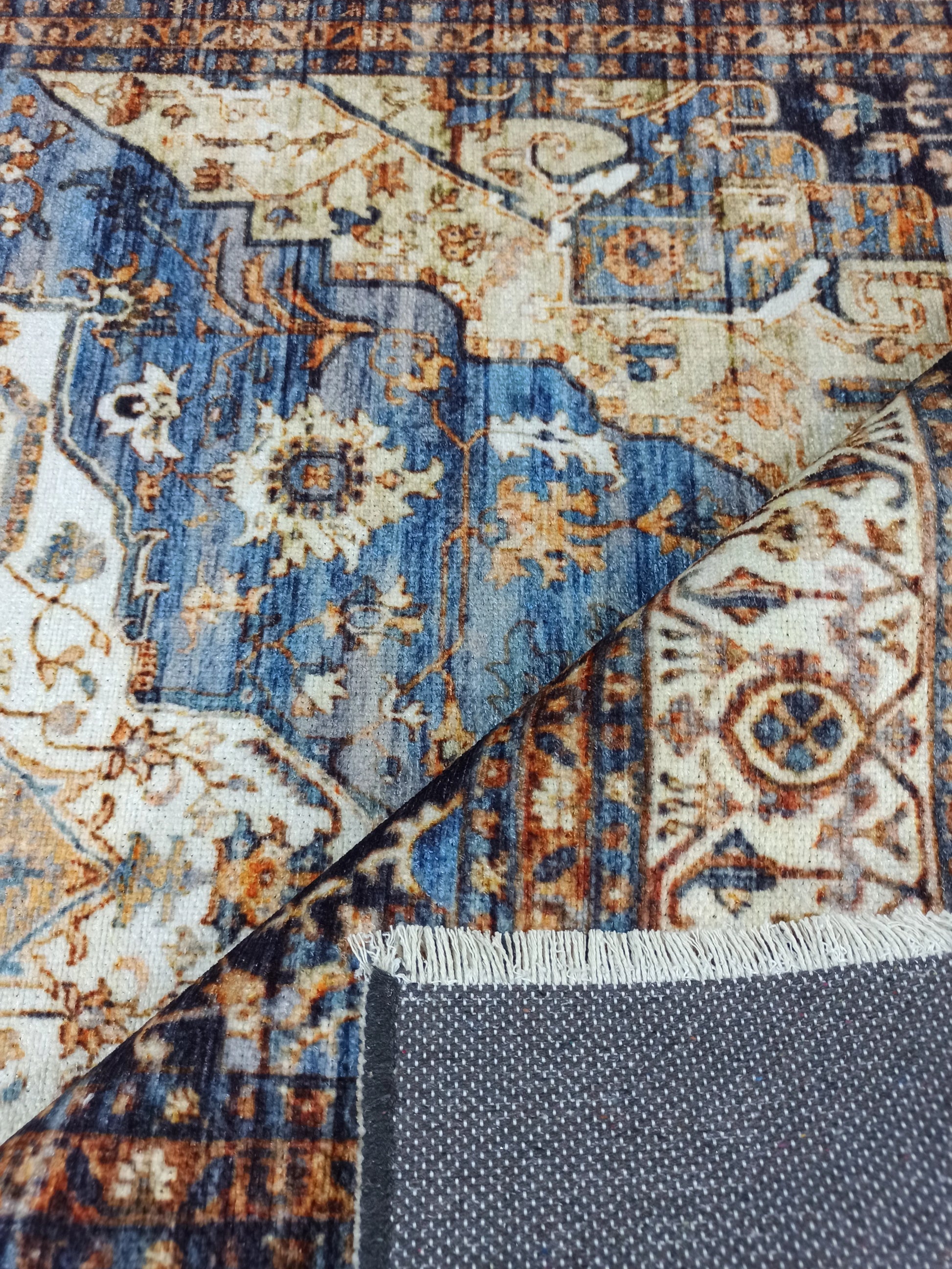 Lacivert ve Hardal Sarısı Medalyonlu Geleneksel Halı