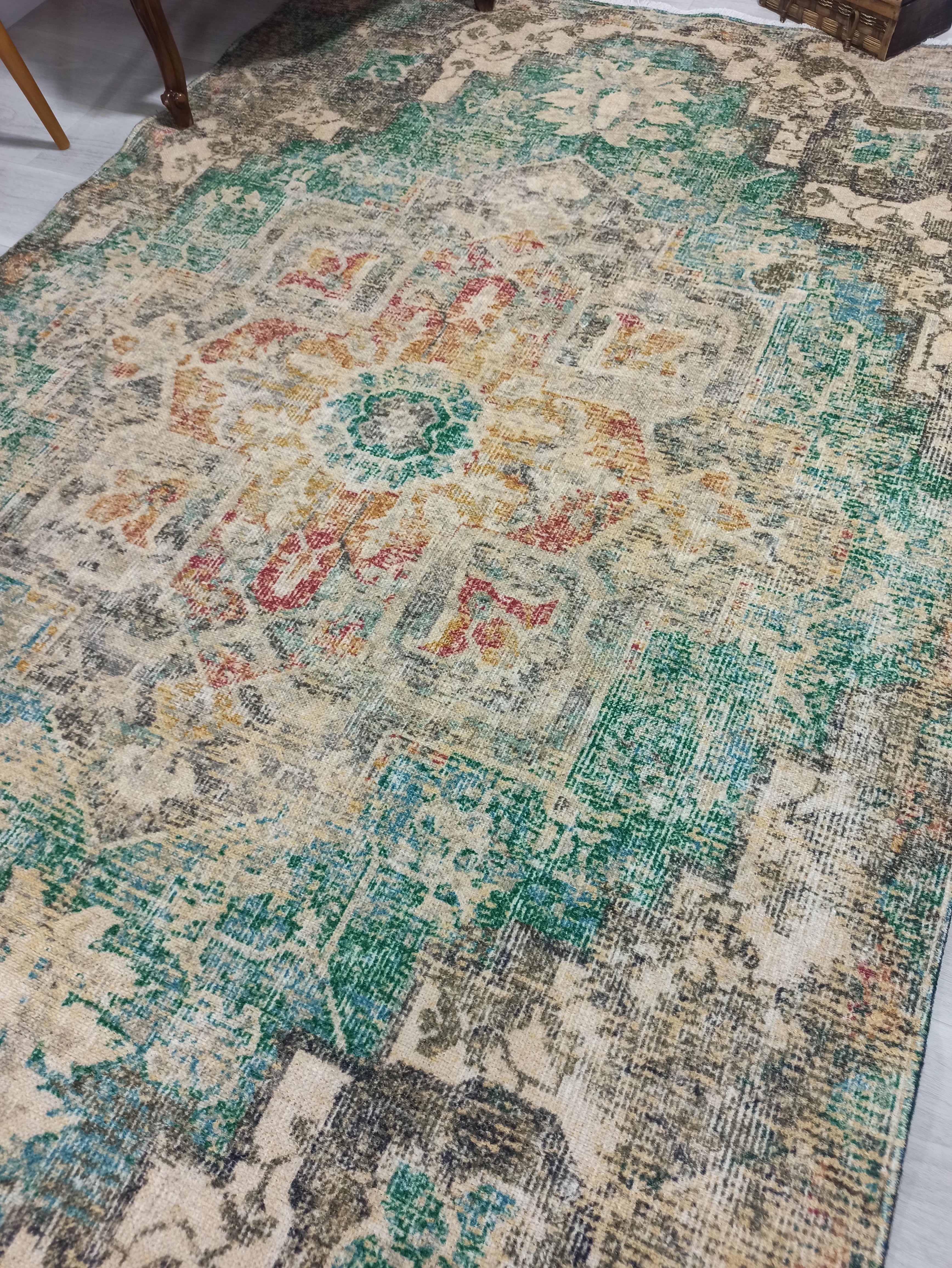Yeşil ve Bej Eskitme Medalyonlu Vintage Halı
