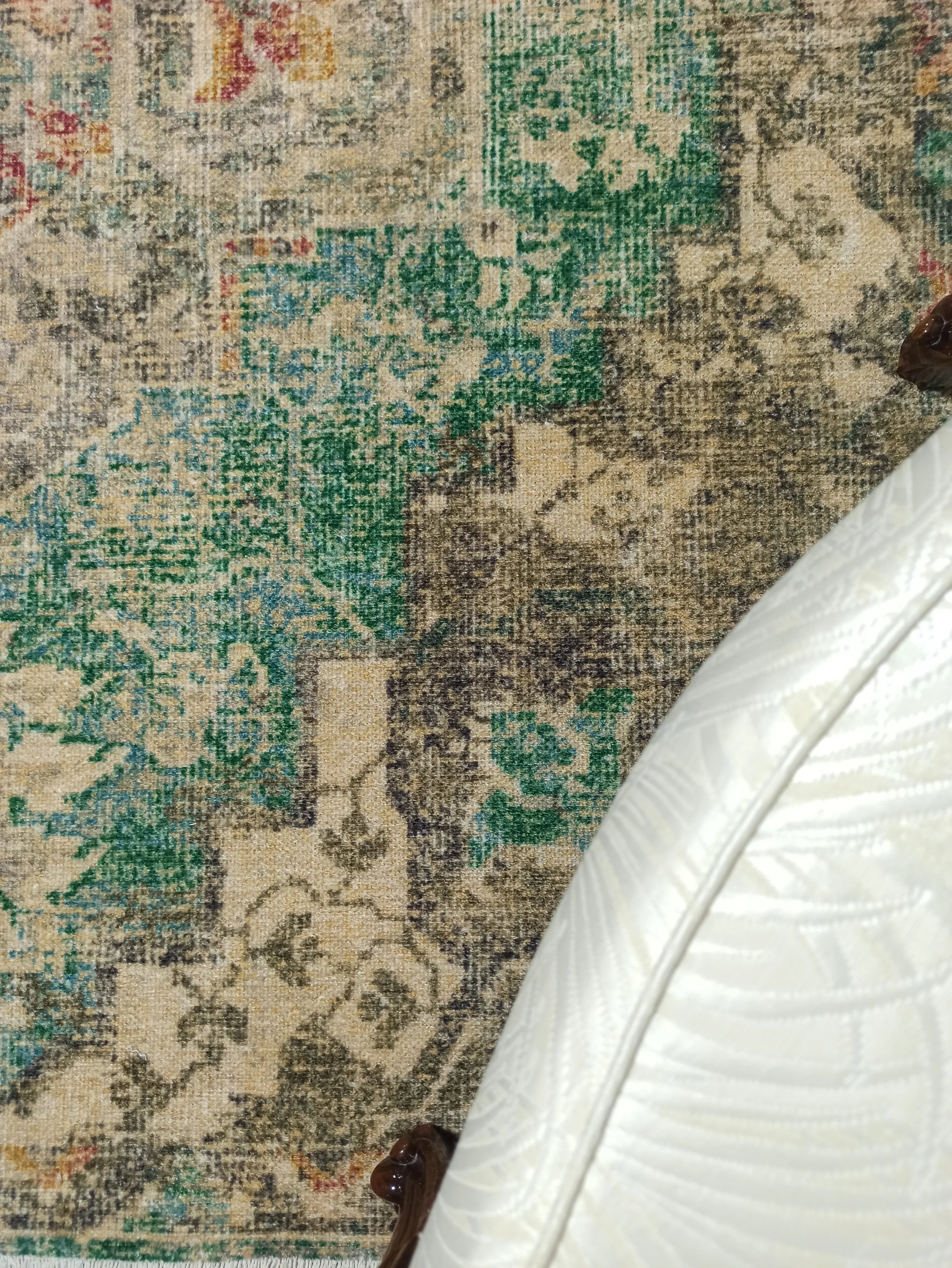 Yeşil ve Bej Eskitme Medalyonlu Vintage Halı