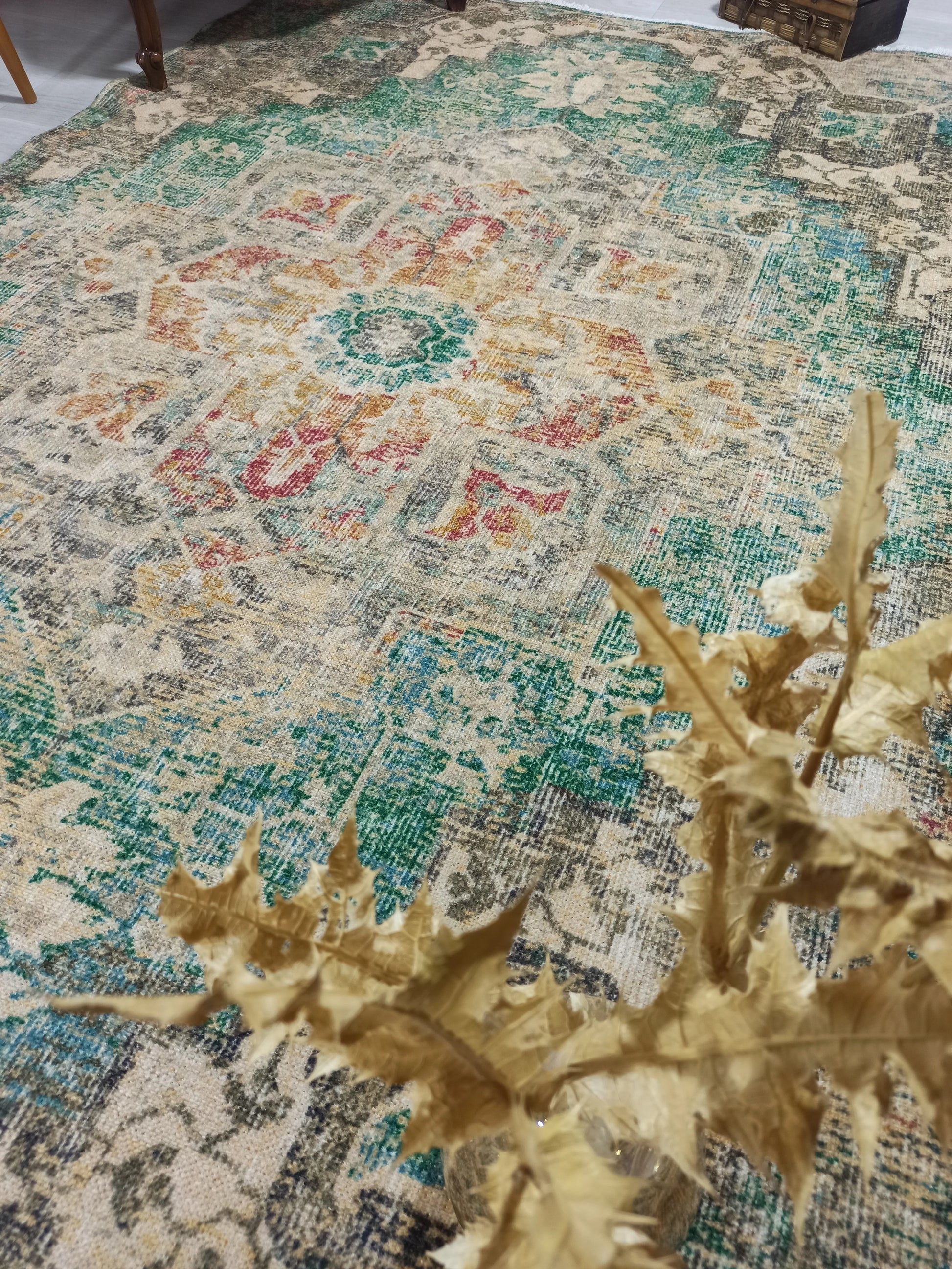 Yeşil ve Bej Eskitme Medalyonlu Vintage Halı