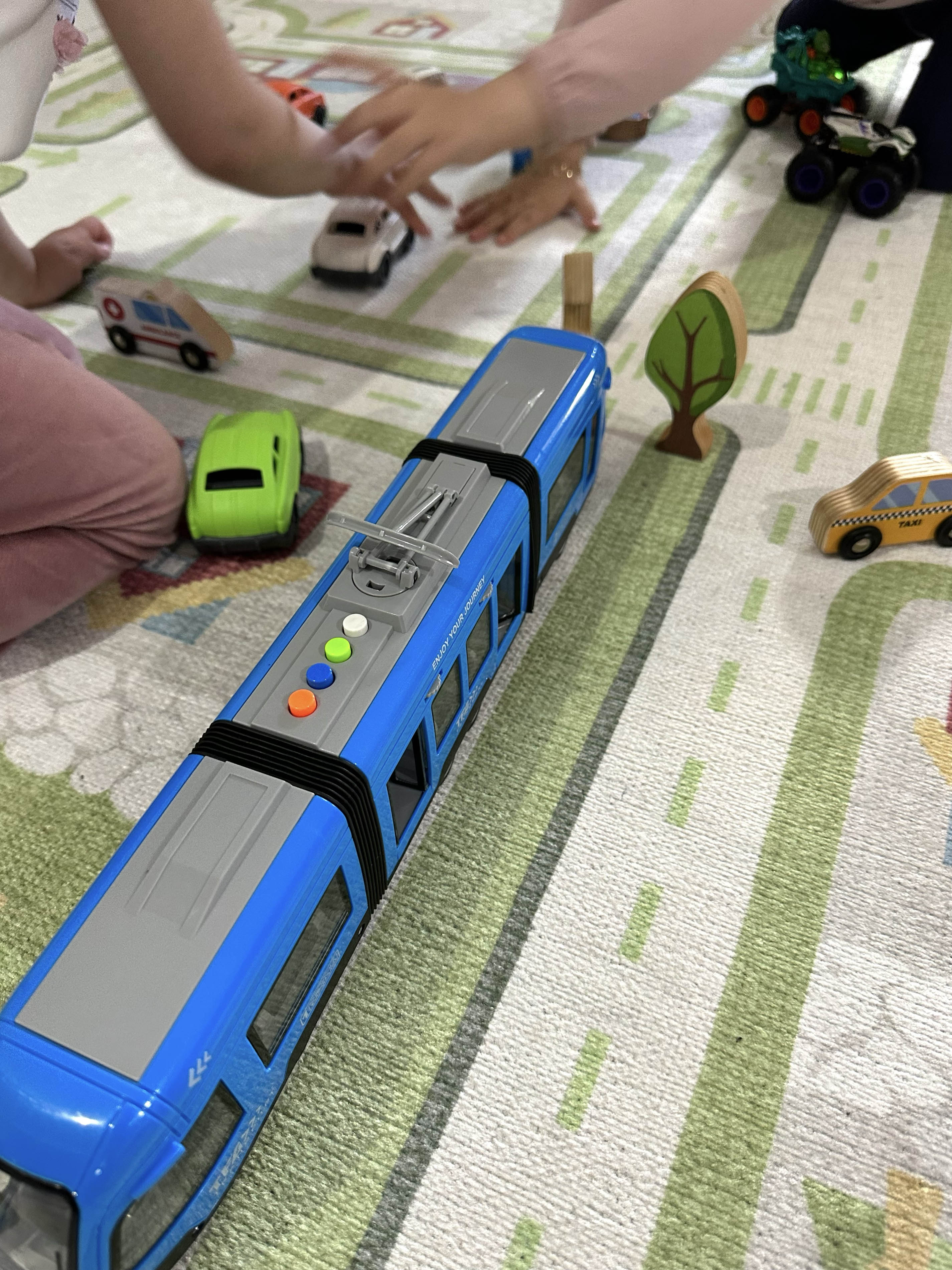 Kinderteppich mit Verkehrsmotiv