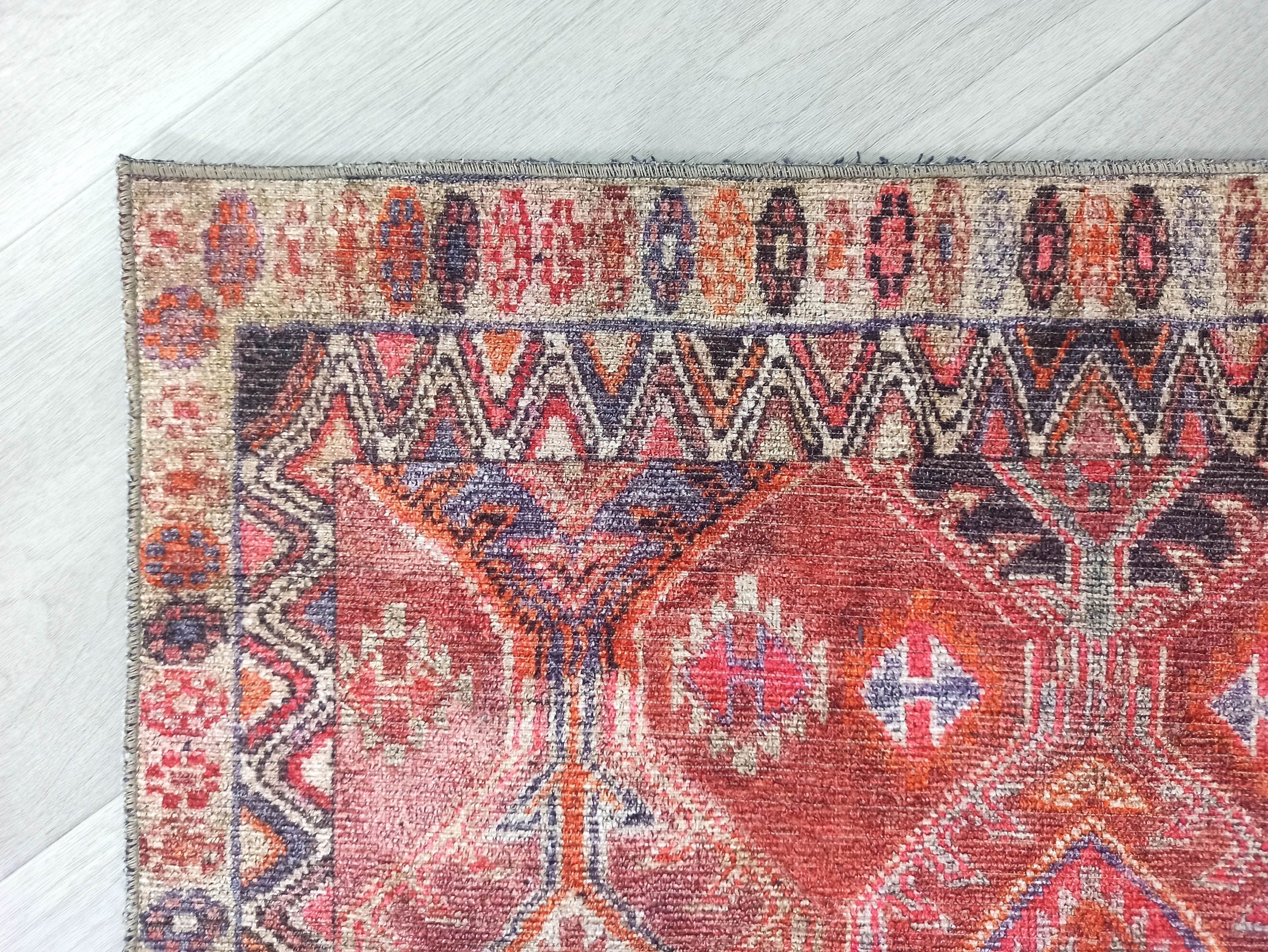 Grauer Vintage-Teppich mit geometrischem Muster