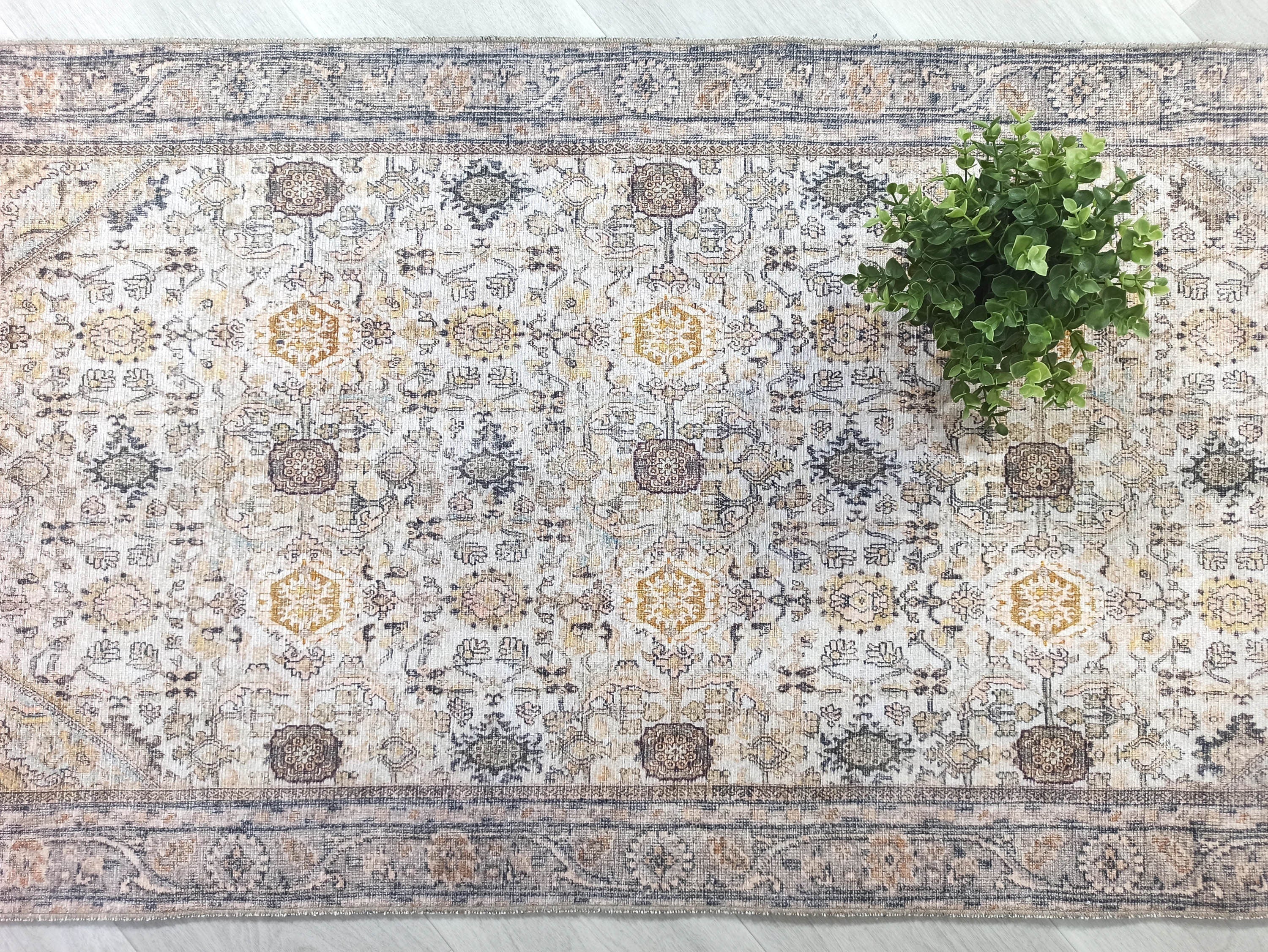 Bej ve Toprak Tonlu Çiçek Desenli Vintage Halı