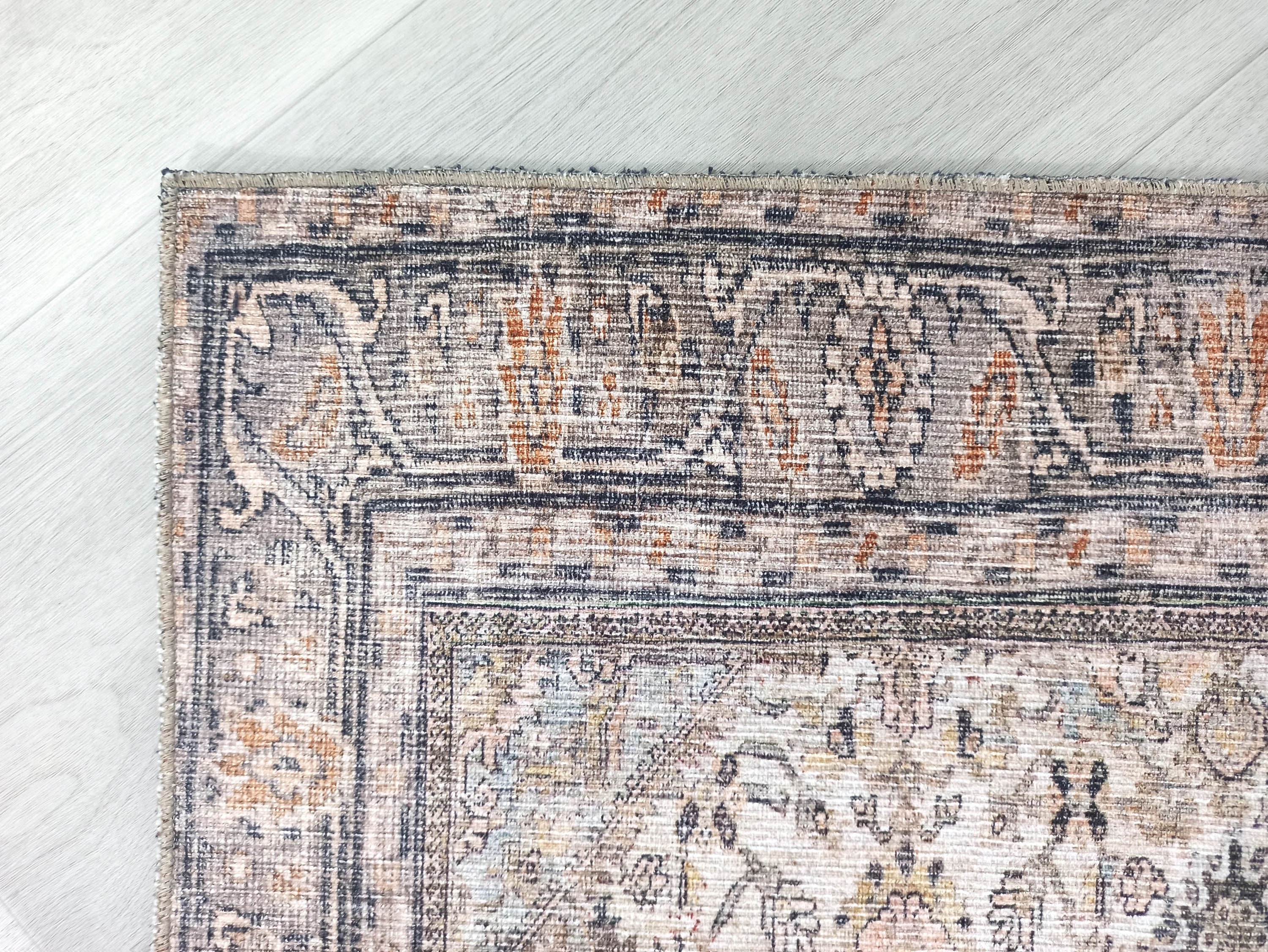 Bej ve Toprak Tonlu Çiçek Desenli Vintage Halı