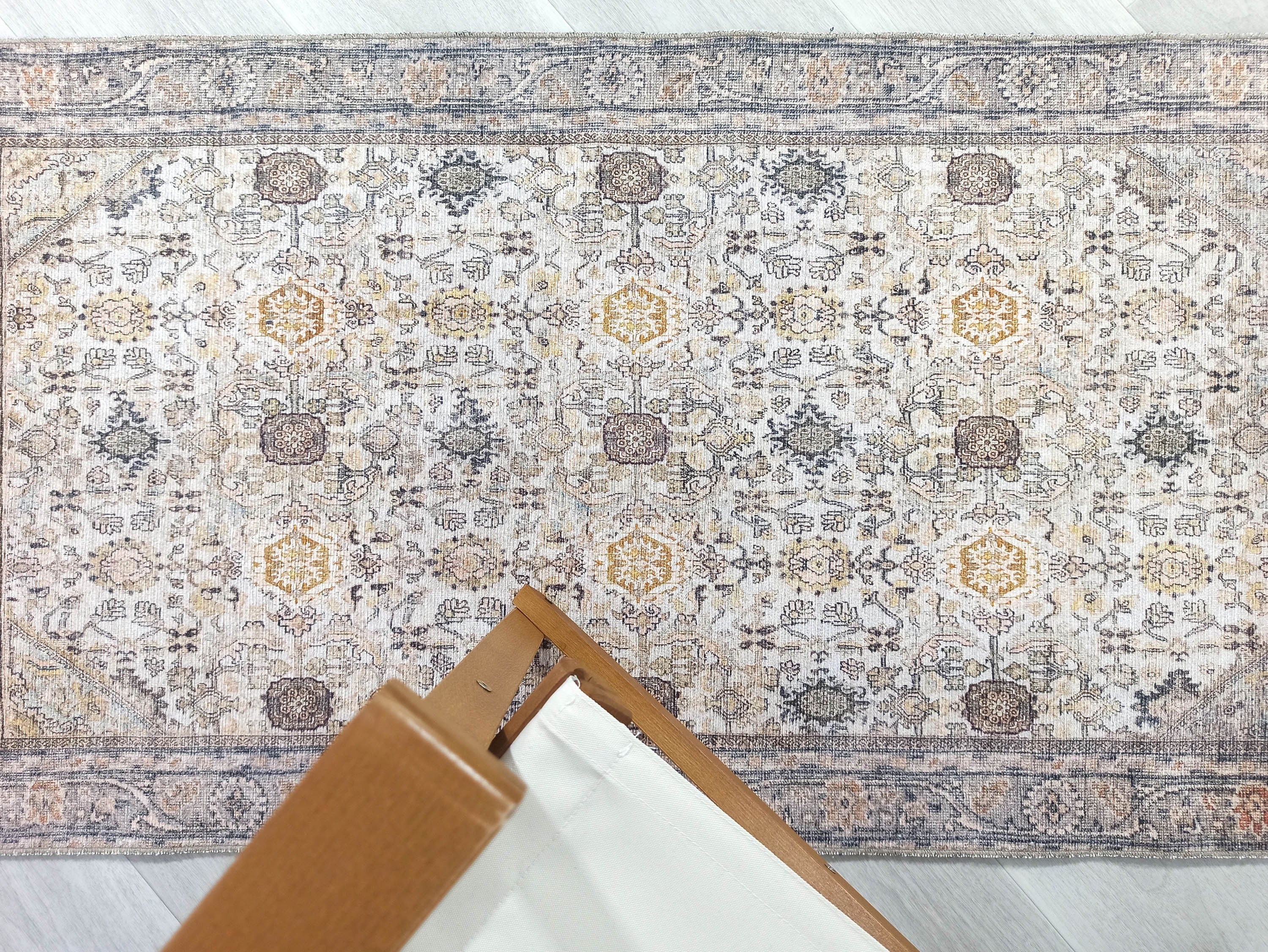 Bej ve Toprak Tonlu Çiçek Desenli Vintage Halı