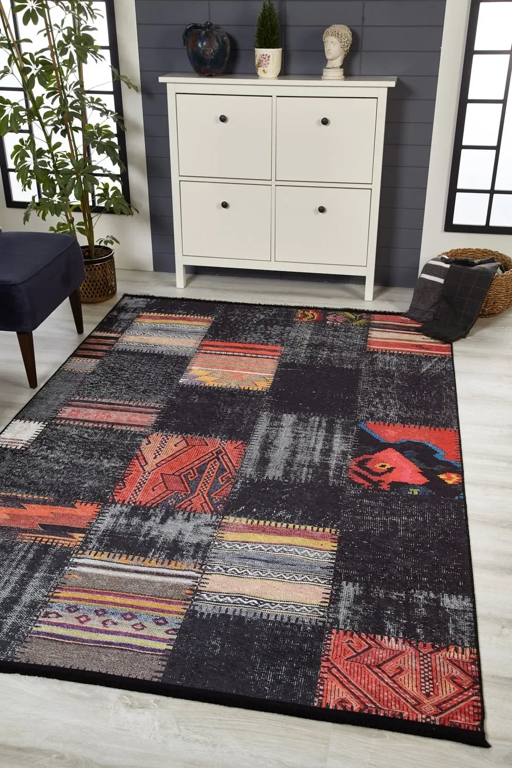Koyu Füme Siyah Etnik Patchwork Halı-Pera Halı