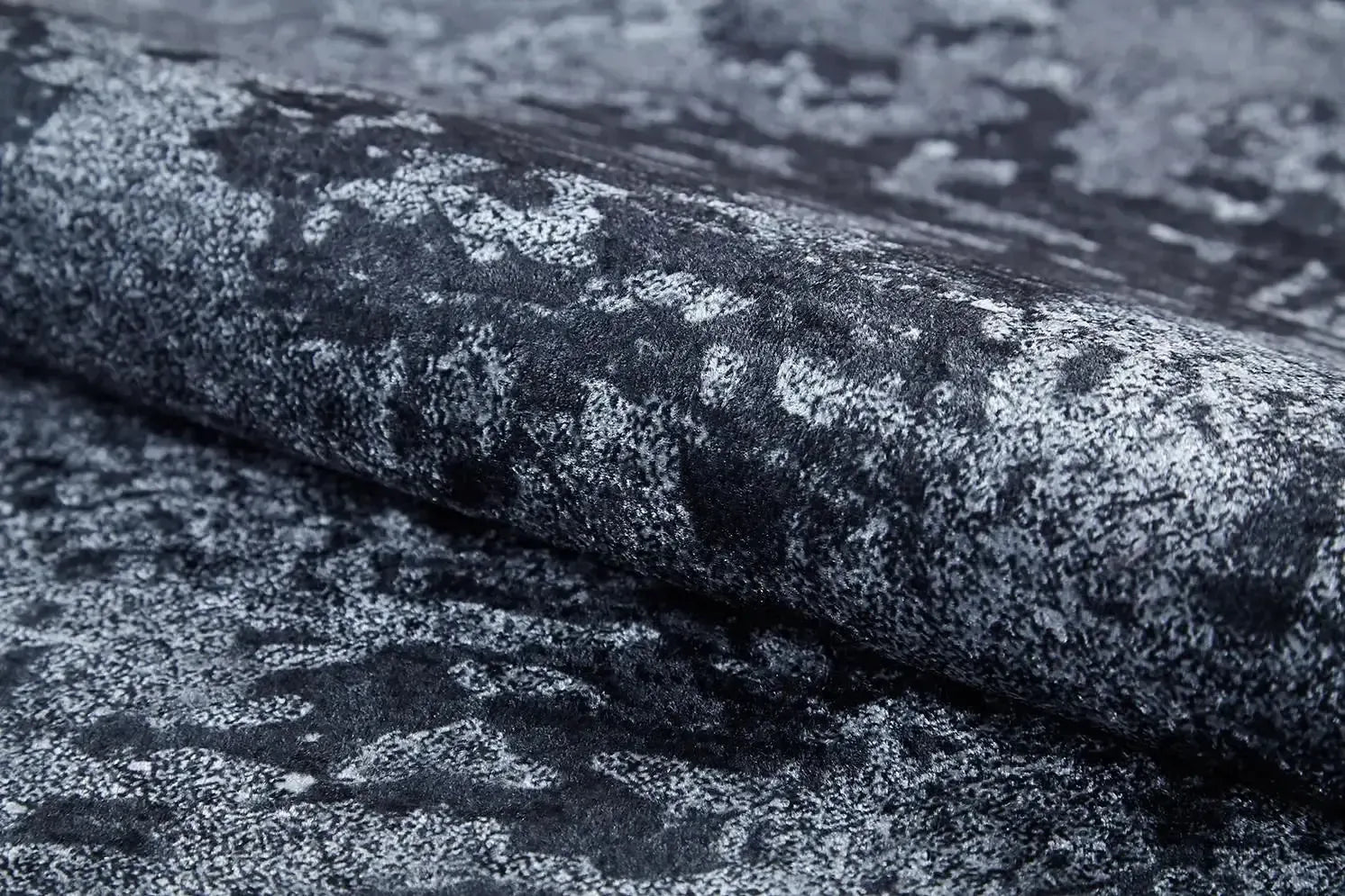 Koyu Gri Tonlarda Eskitme Halı-Pera Halı