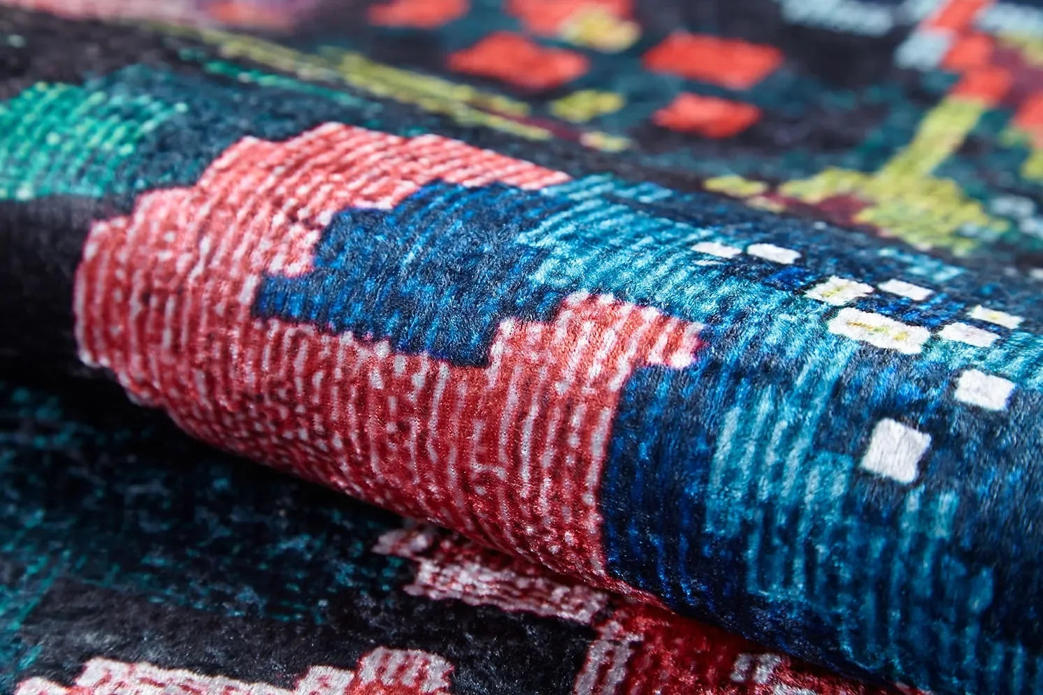 Koyu Siyah Zemin Çiçekli Patchwork Halı-Pera Halı