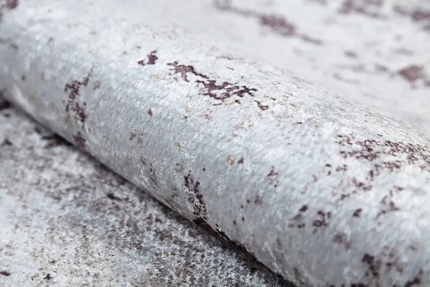 Krem ve Mürdüm Tonlarında Abstre Halı-Pera Halı