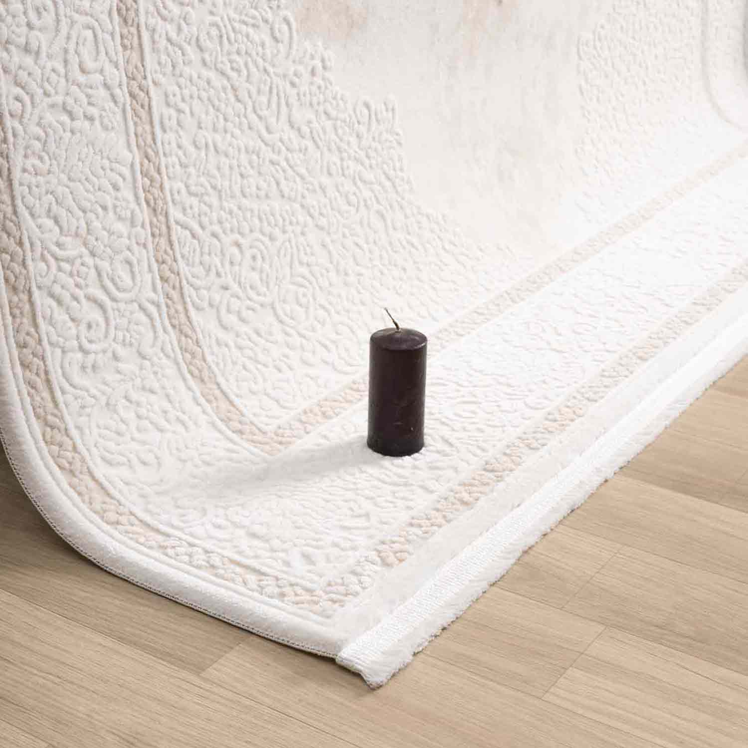 Krem Bej Klasik Madalyon Desenli Halı