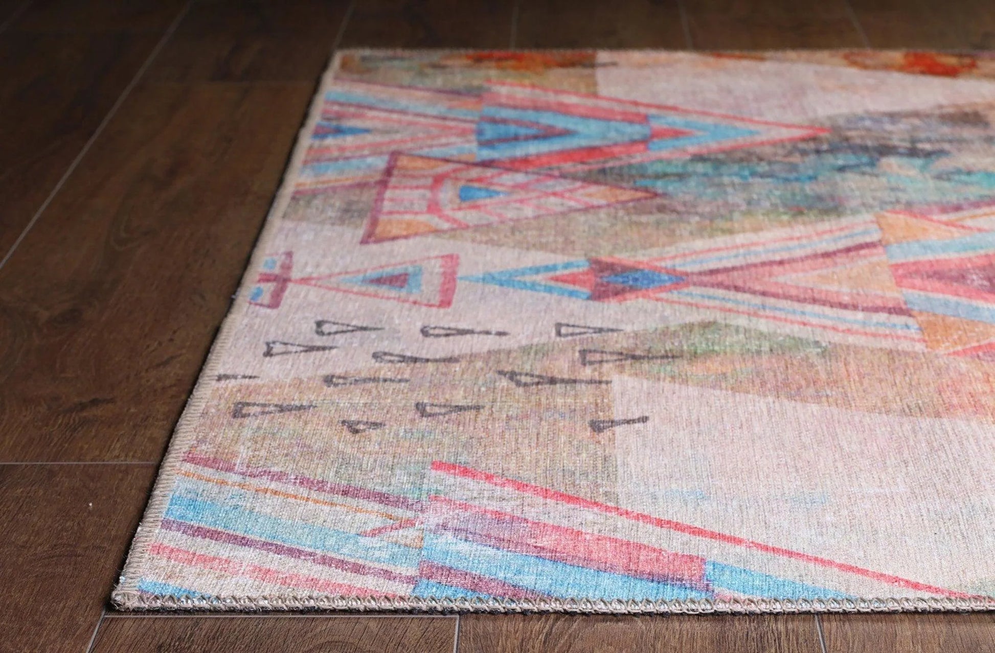 Pastel Renkli ve Üçgen Desenli Modern Halı