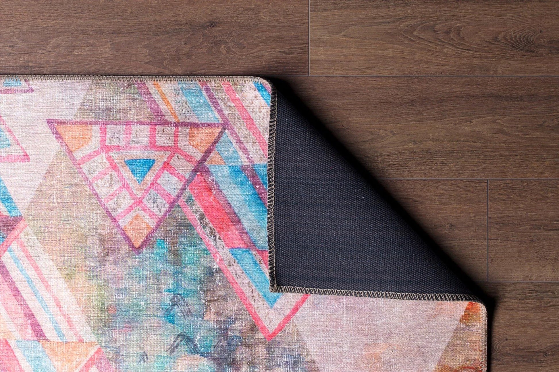 Pastel Renkli ve Üçgen Desenli Modern Halı