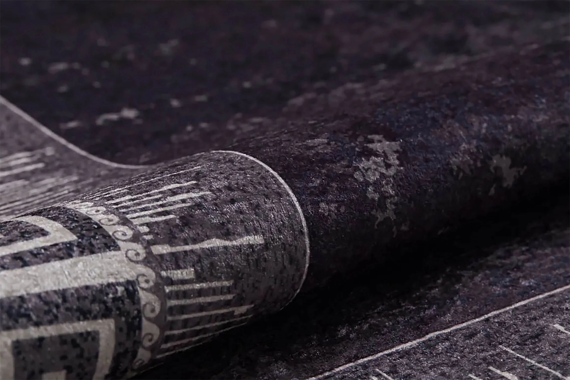 Lüks Eskitme Mürdüm ve Koyu Mor Yunan Anahtar Bordürlü Halı-Pera Halı