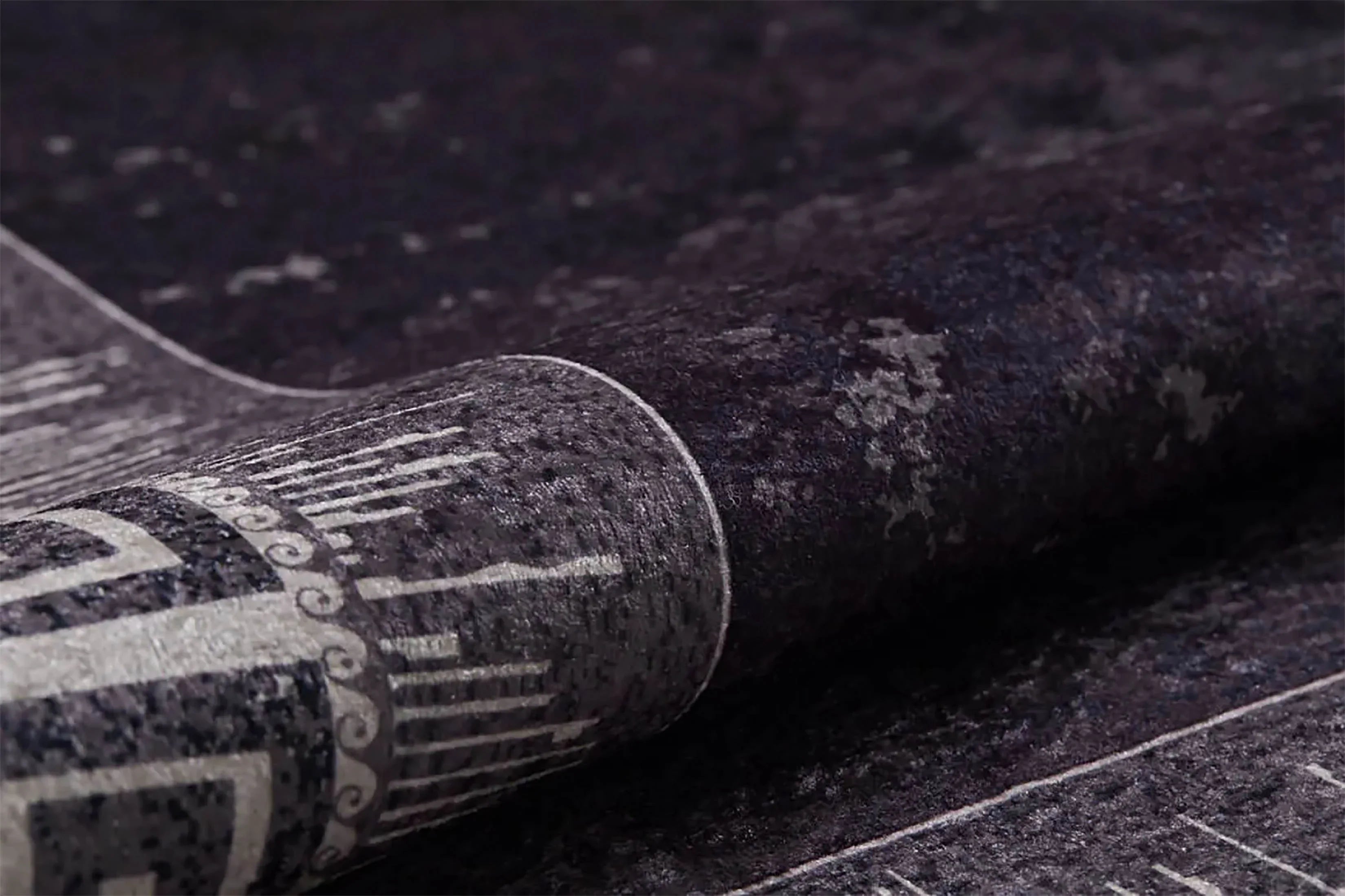 Lüks Eskitme Mürdüm ve Koyu Mor Yunan Anahtar Bordürlü Halı-Pera Halı