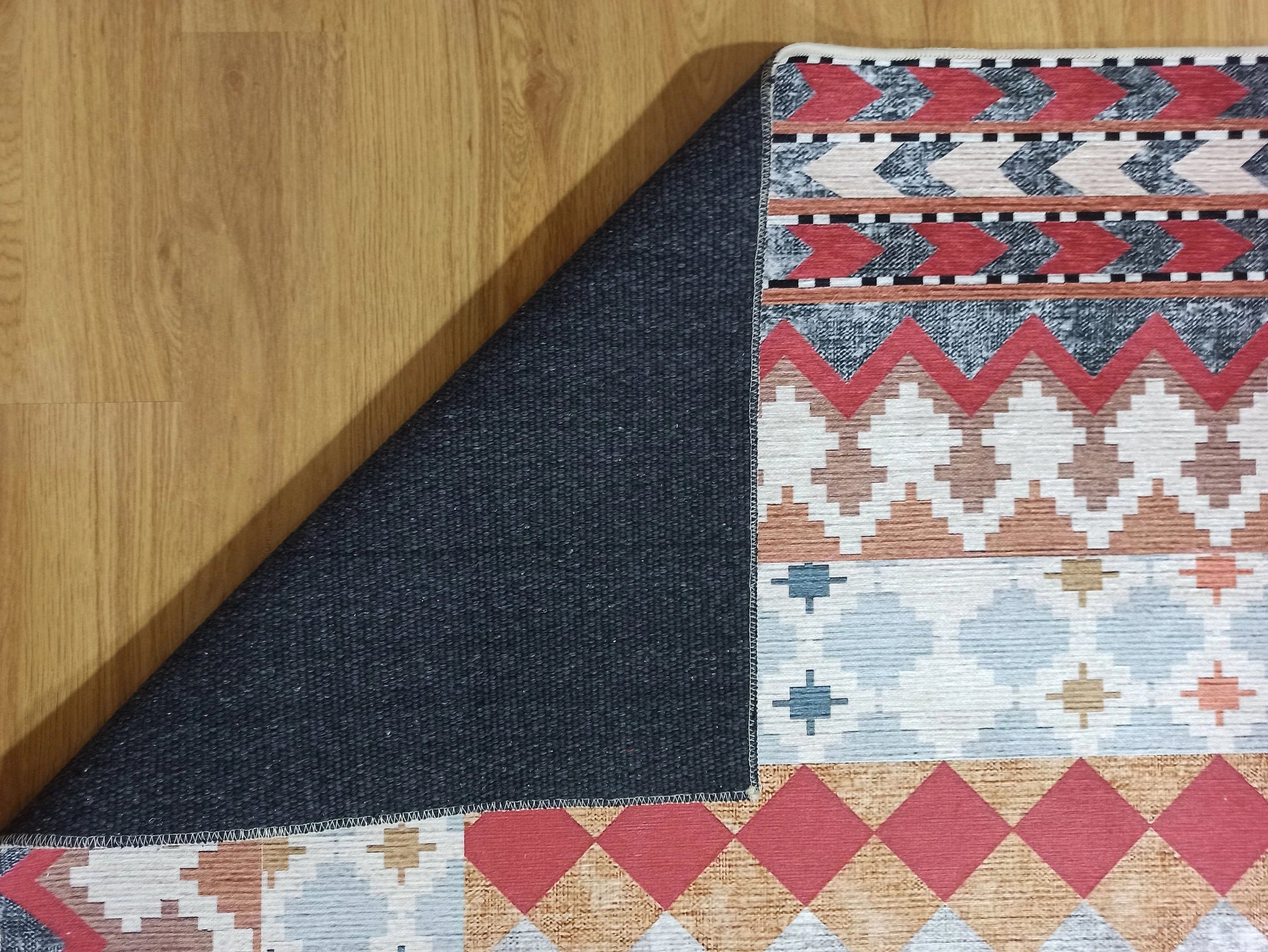 Kiremit ve Hardal Dama Desenli Çok Renkli Kilim Halı