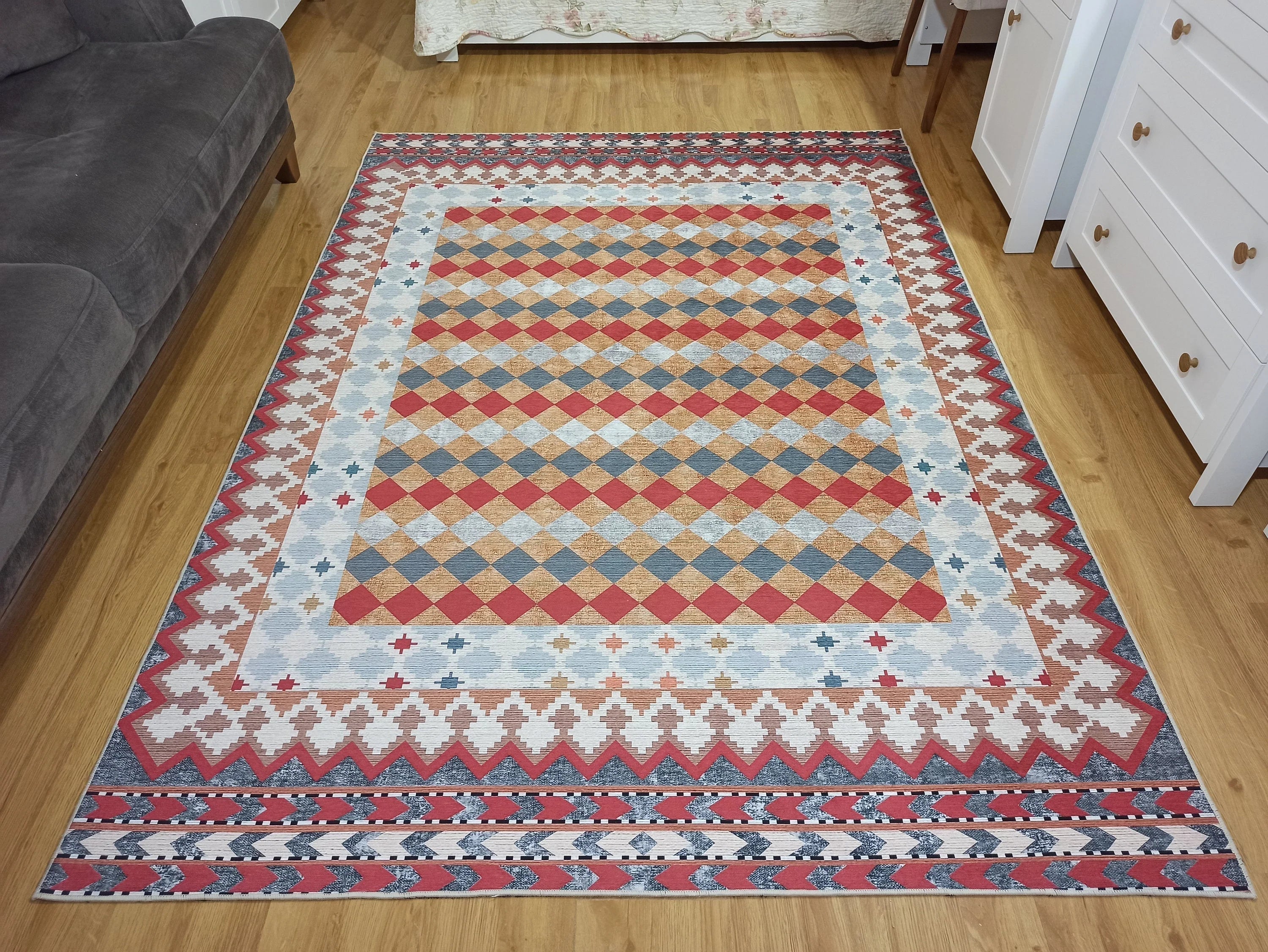 Kiremit ve Hardal Dama Desenli Çok Renkli Kilim Halı