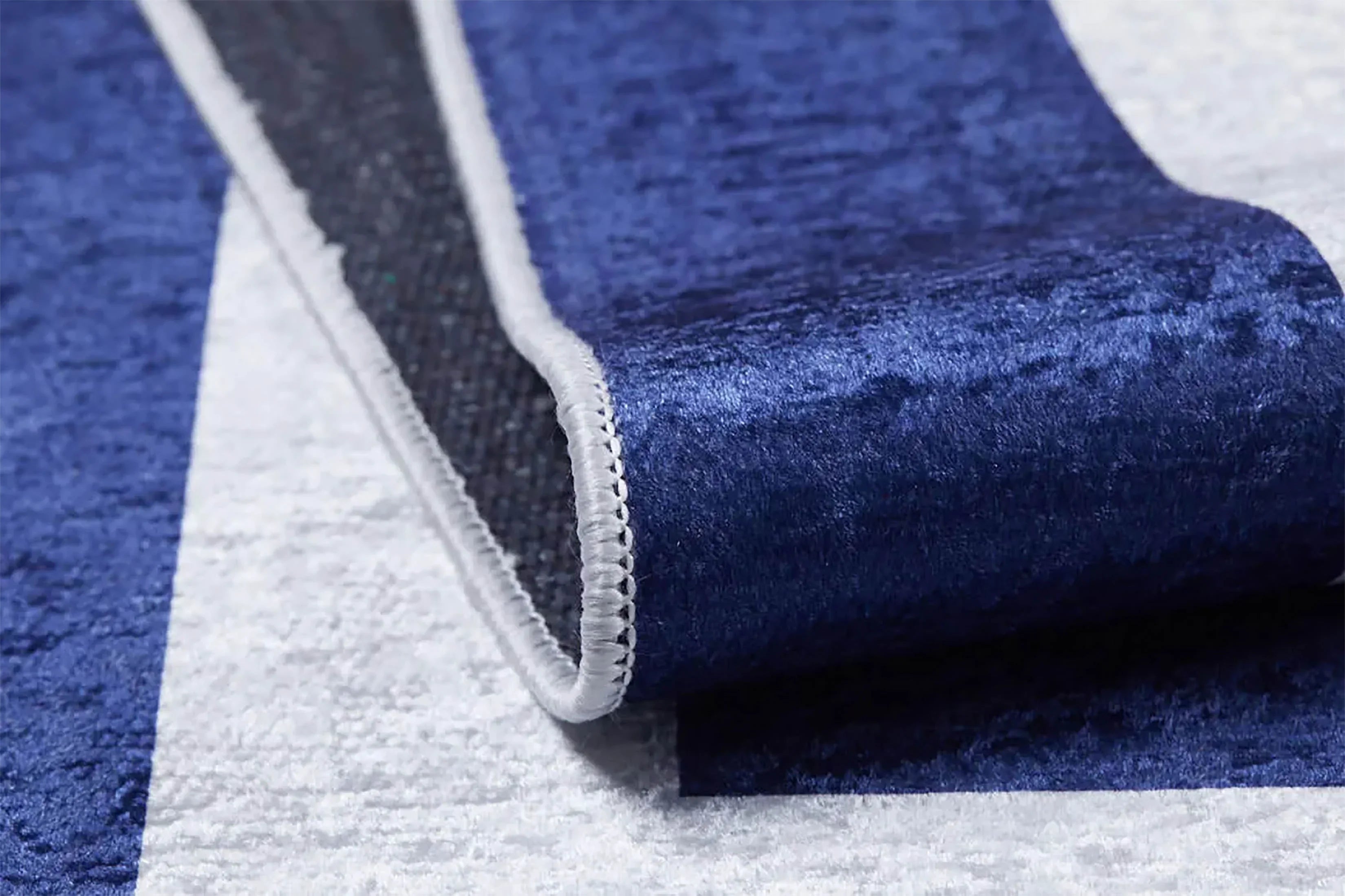 Mavi Geometrik Desenli Lüks Bordürlü Halı-Pera Halı