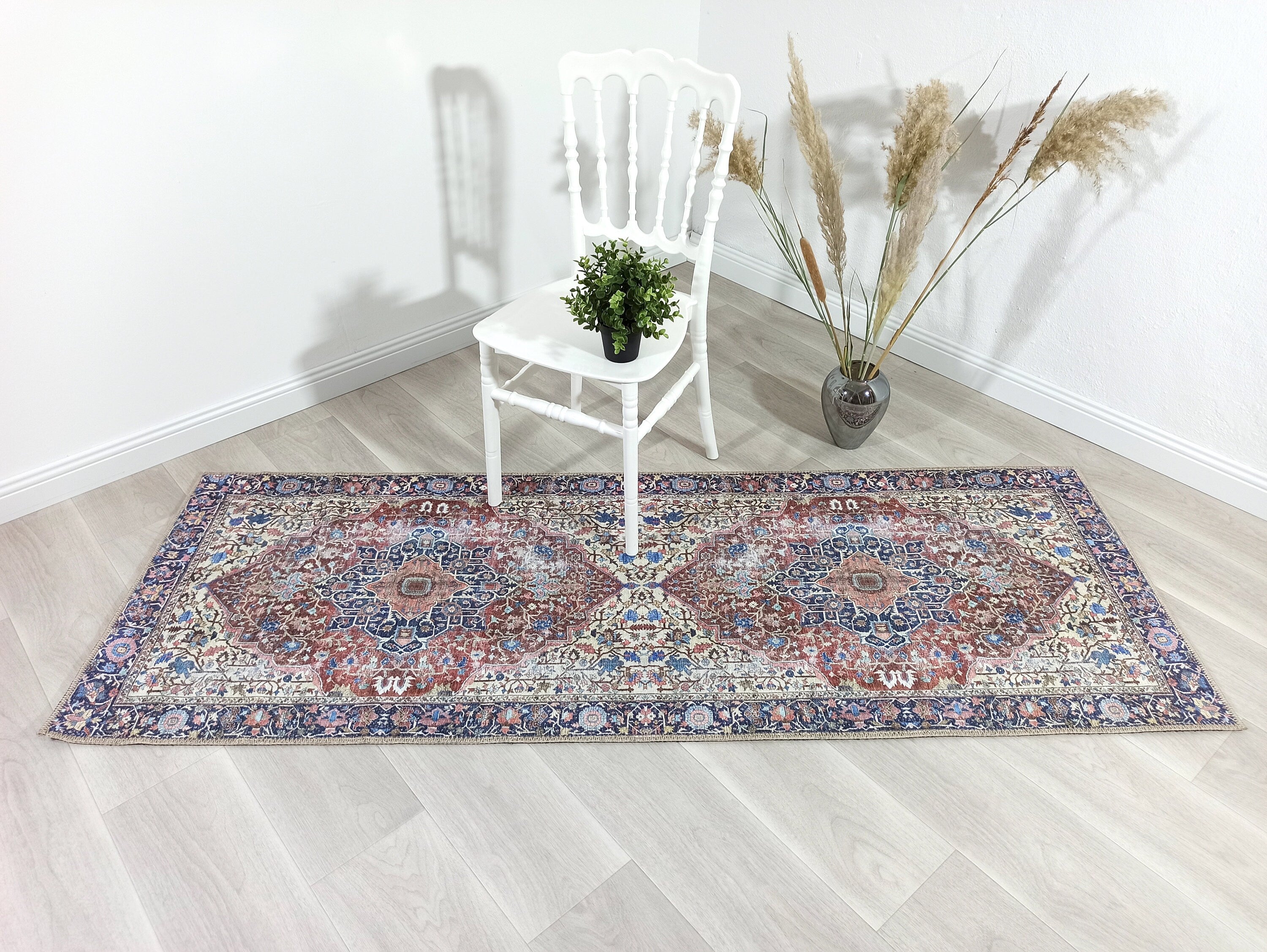 Marineblauer und brauner Vintage-Teppich mit Medaillonmuster
