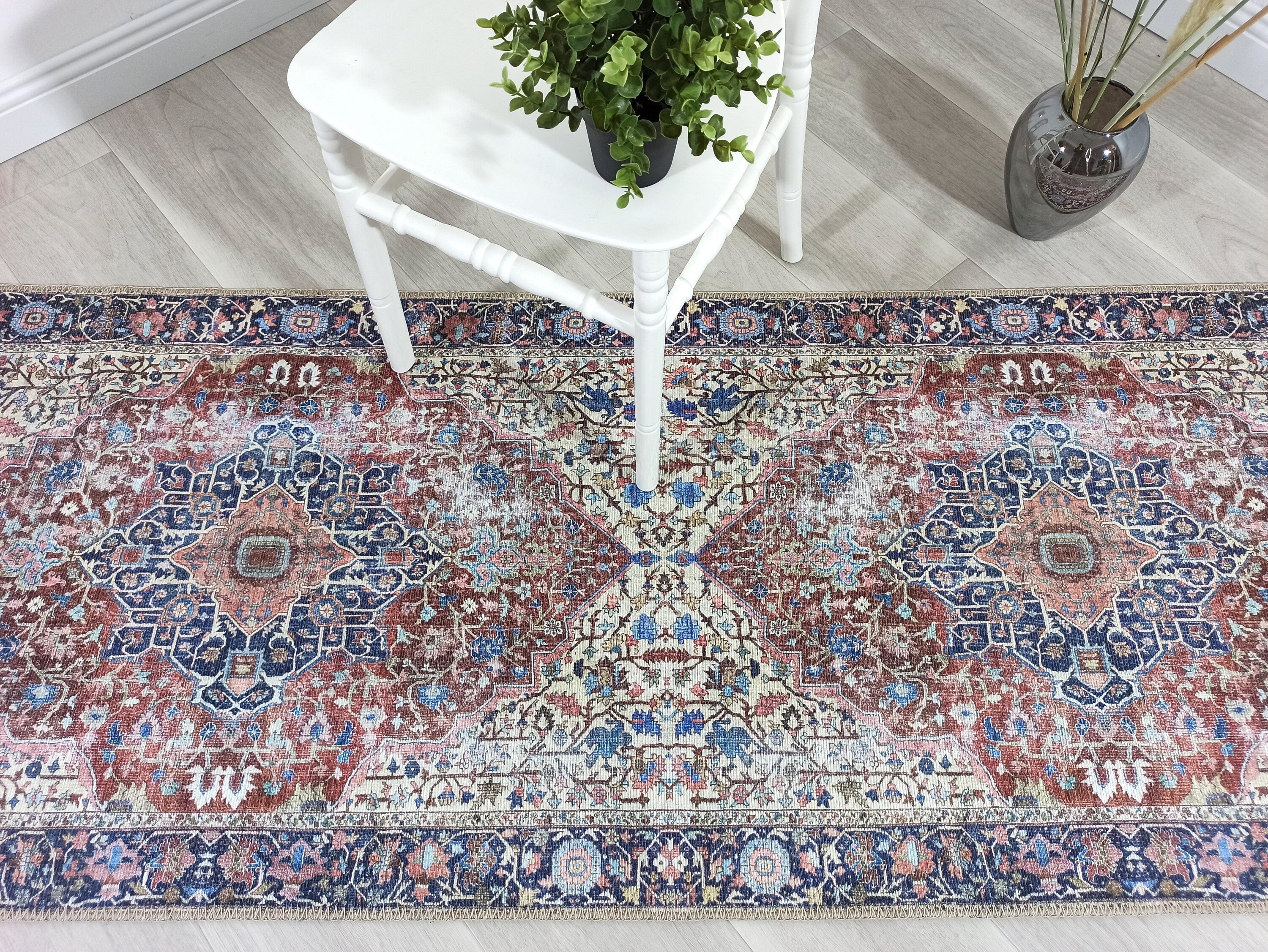 Marineblauer und brauner Vintage-Teppich mit Medaillonmuster