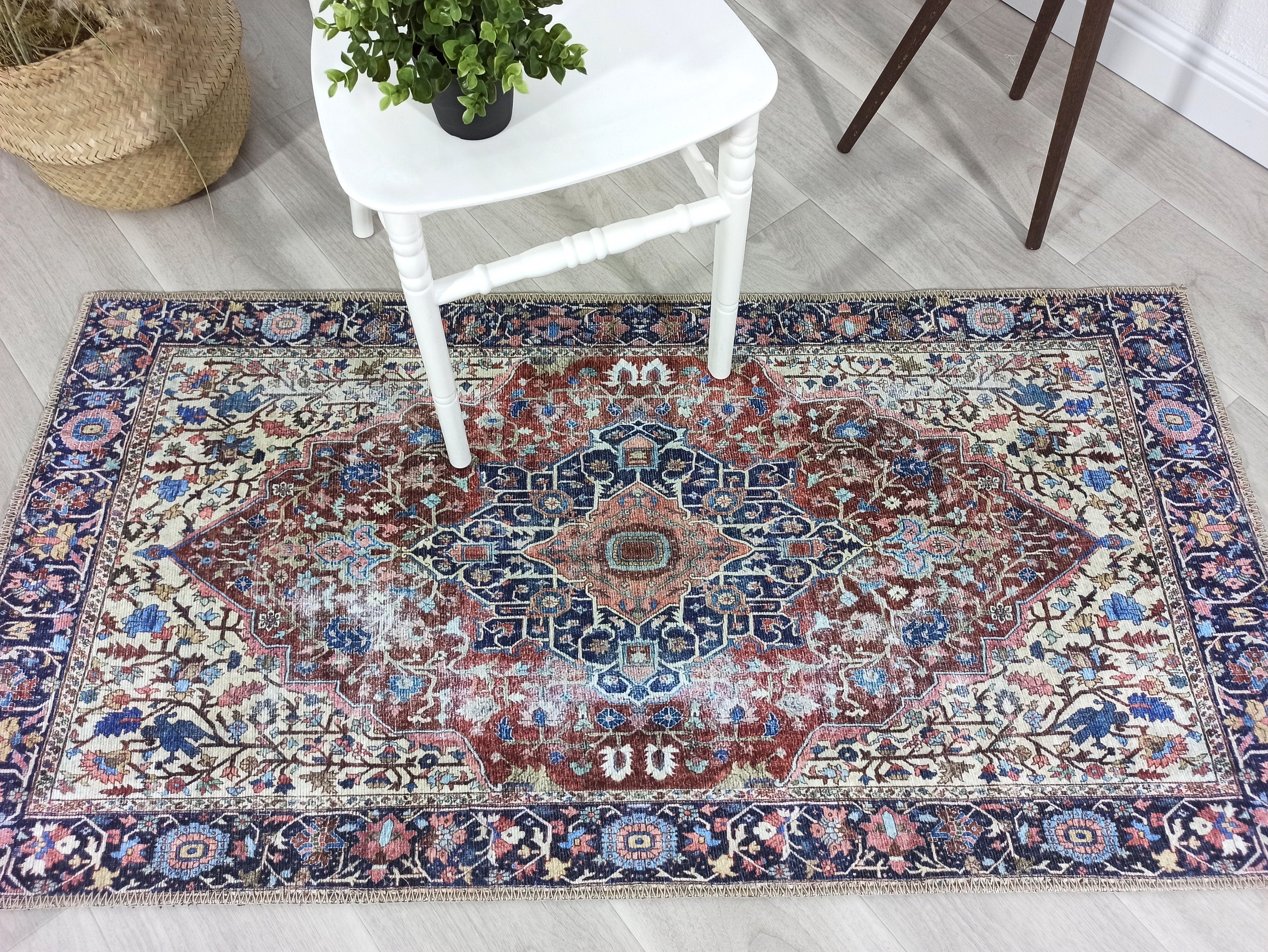 Marineblauer und brauner Vintage-Teppich mit Medaillonmuster