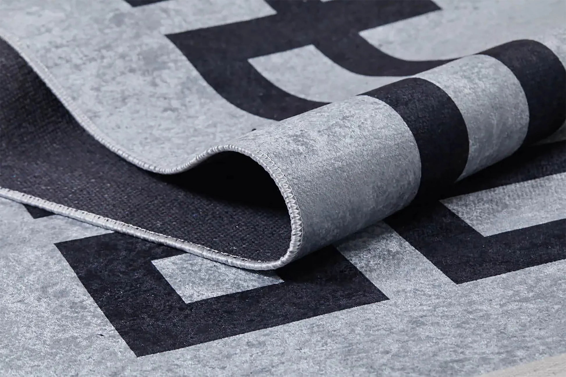 Minimalist Açık Gri Kalın Siyah Çerçeveli Çin Anahtar Bordürlü Halı-Pera Halı