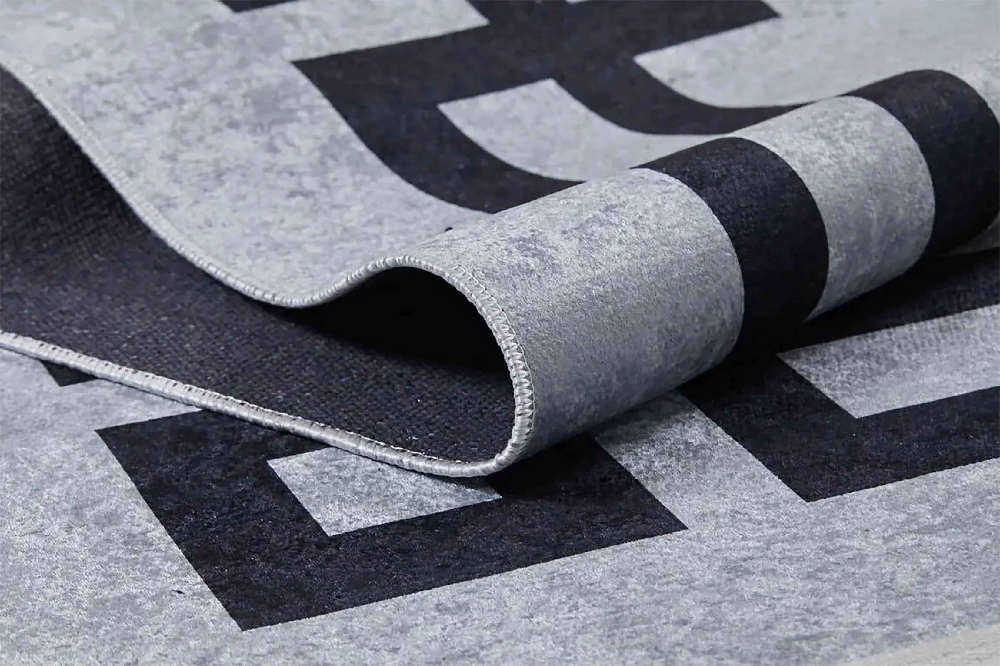 Minimalist Açık Gri Kalın Siyah Çerçeveli Çin Anahtar Bordürlü Halı-Pera Halı