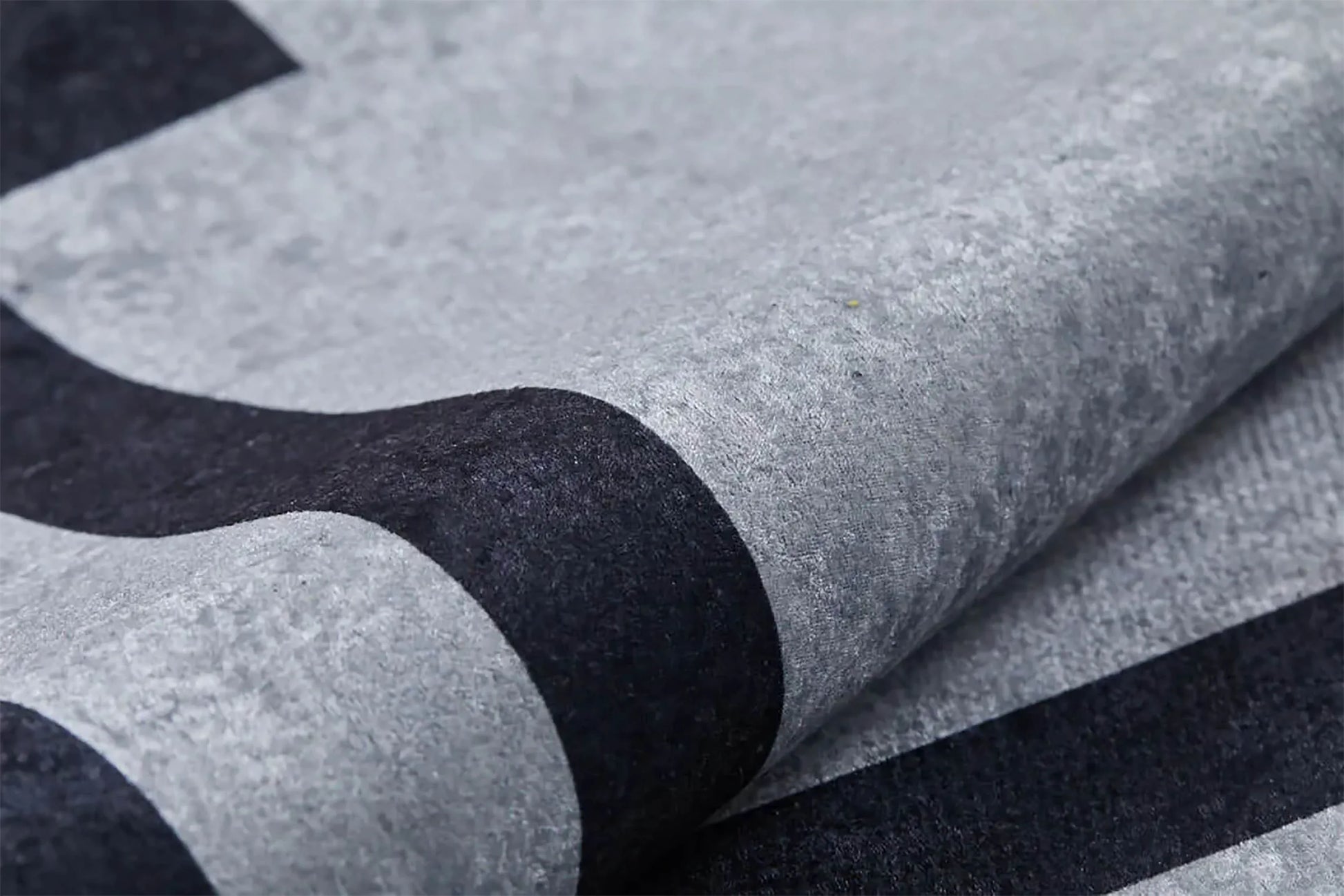 Minimalist Açık Gri Kalın Siyah Çerçeveli Çin Anahtar Bordürlü Halı-Pera Halı