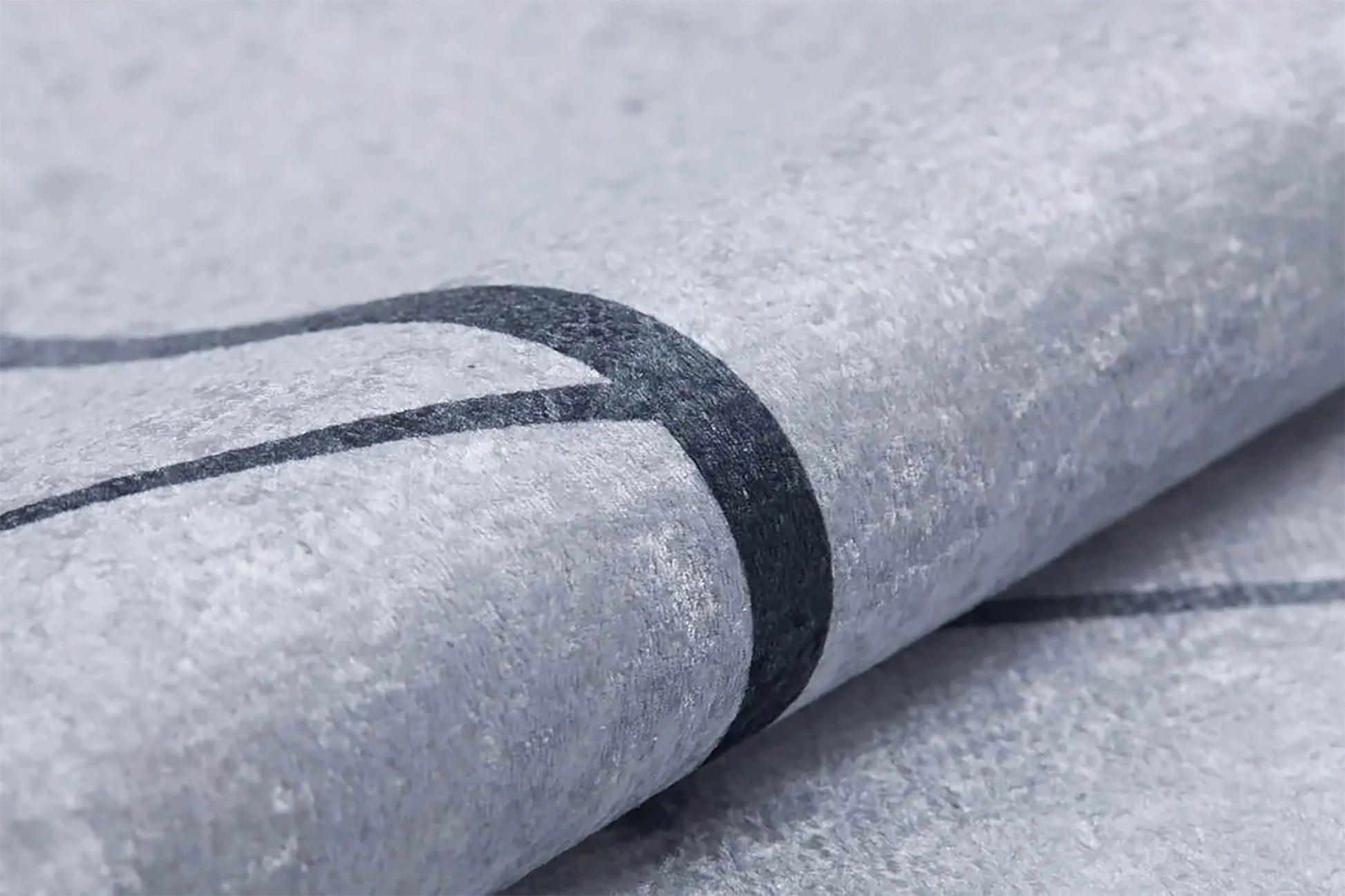 Minimalist Geometrik Ağ Desenli Açık Gri ve Siyah Çizgili Halı-Pera Halı