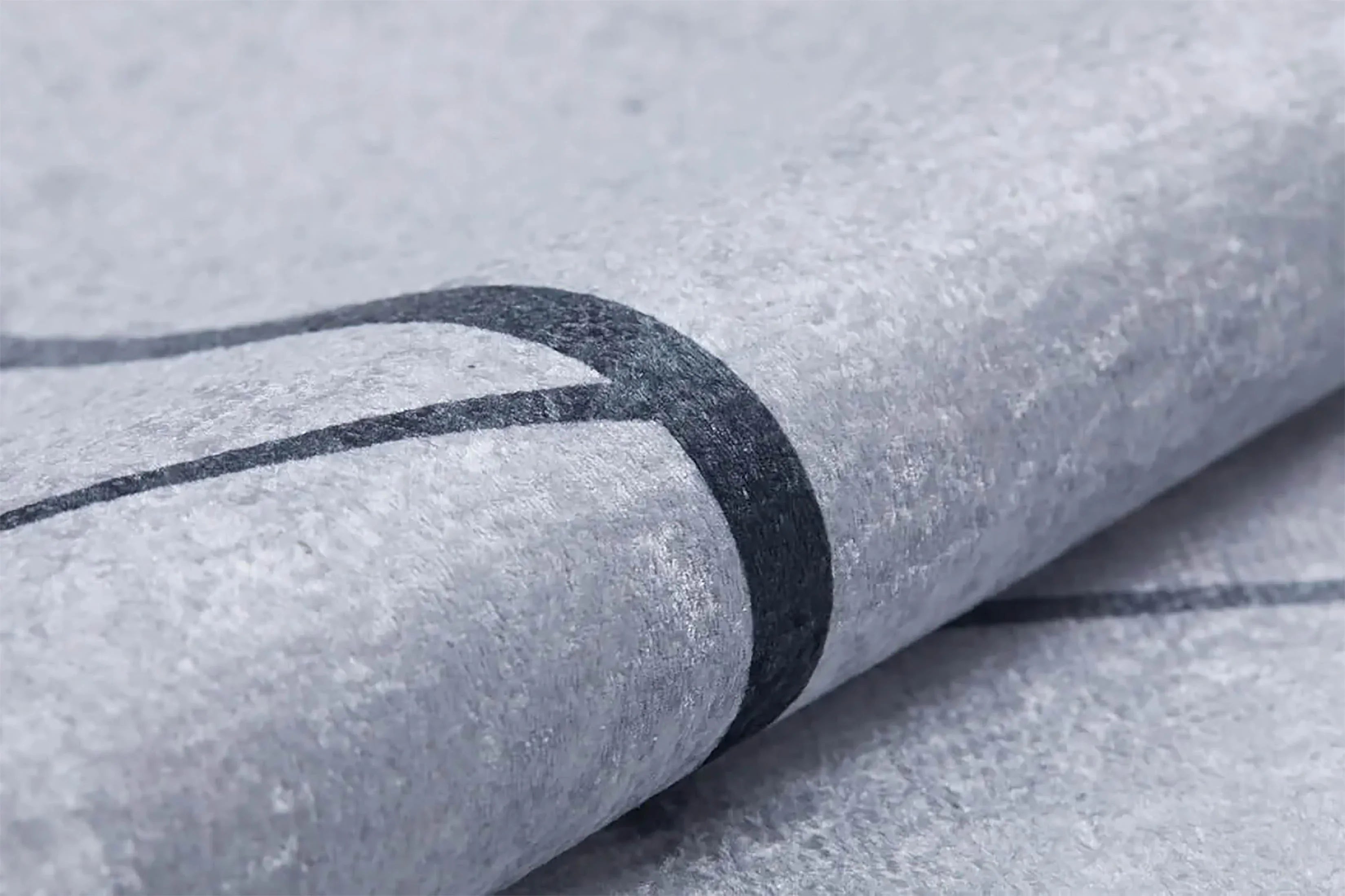 Minimalist Geometrik Ağ Desenli Açık Gri ve Siyah Çizgili Halı-Pera Halı