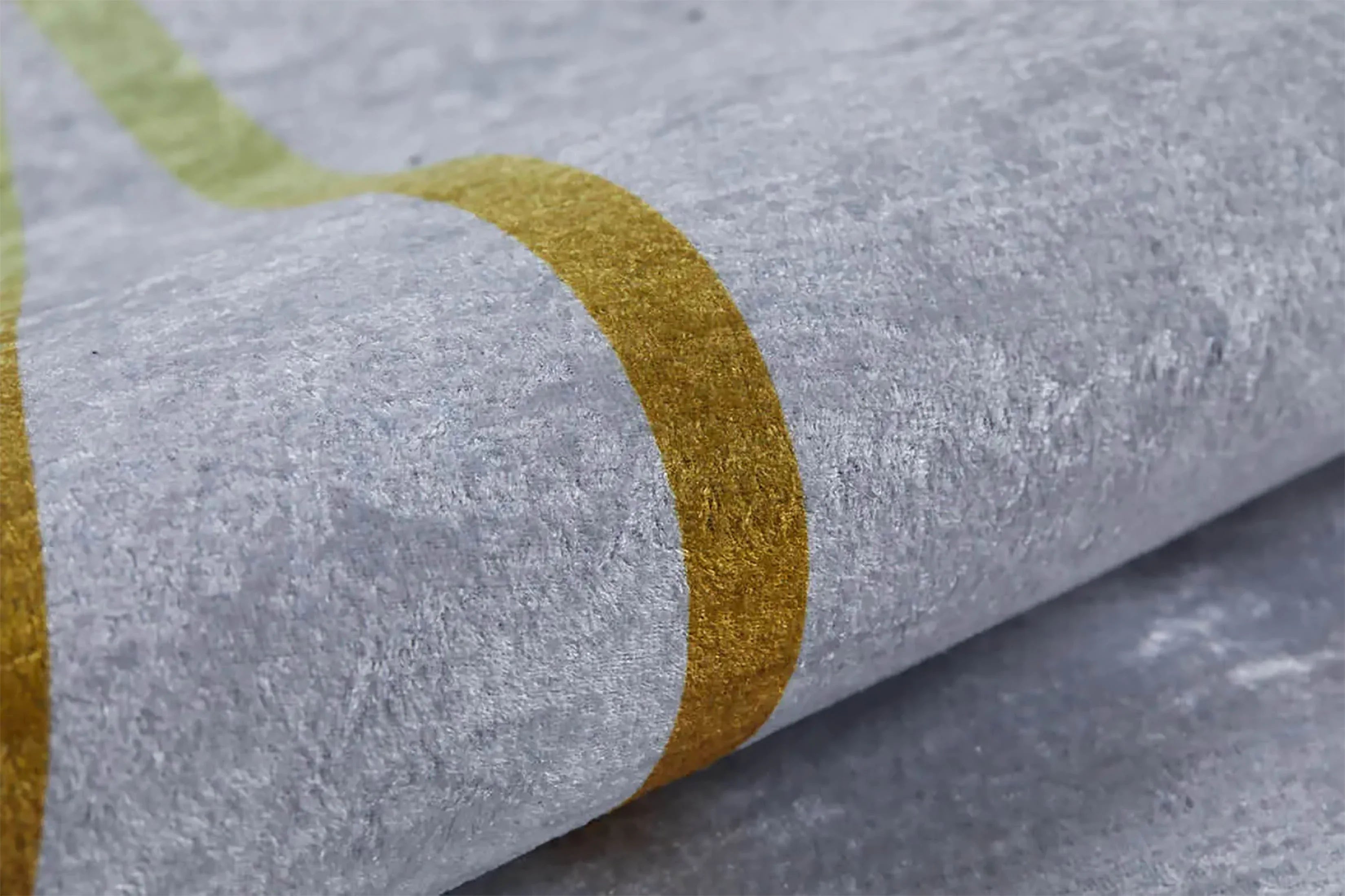 Minimalist Geometrik Çizgili Açık Gri ve Altın Detaylı Halı-Pera Halı