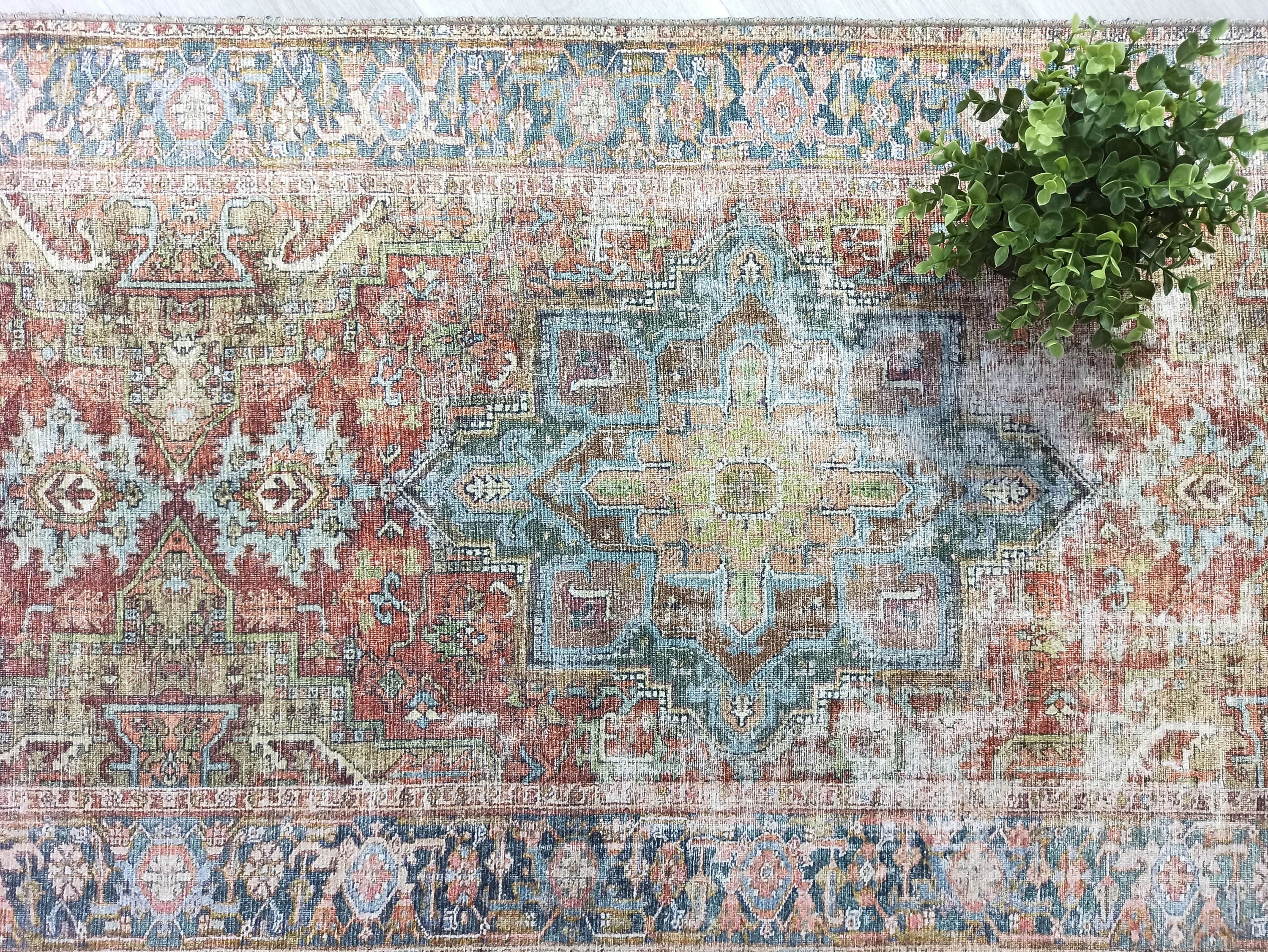 Terracotta ve Adaçayı Yeşili Eskitme Desenli Vintage Halı