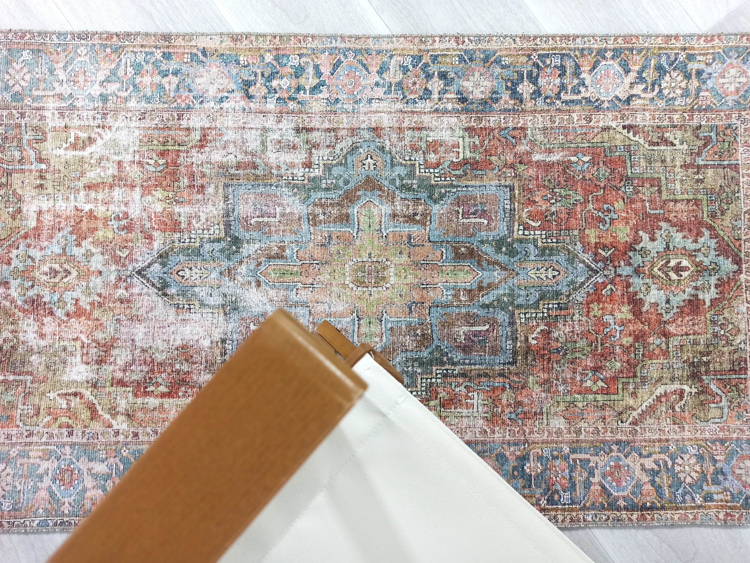 Terracotta ve Adaçayı Yeşili Eskitme Desenli Vintage Halı