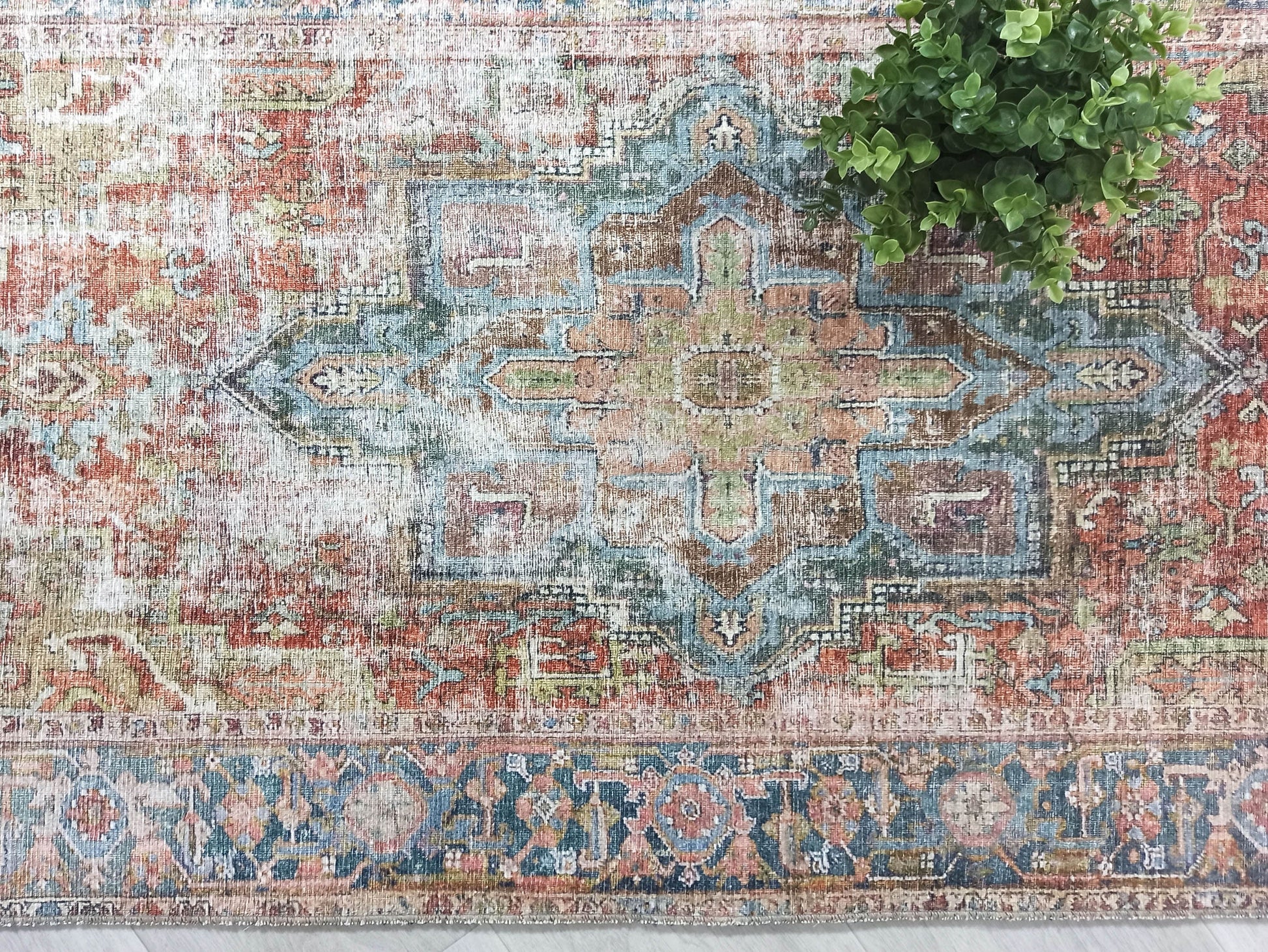 Terracotta ve Adaçayı Yeşili Eskitme Desenli Vintage Halı