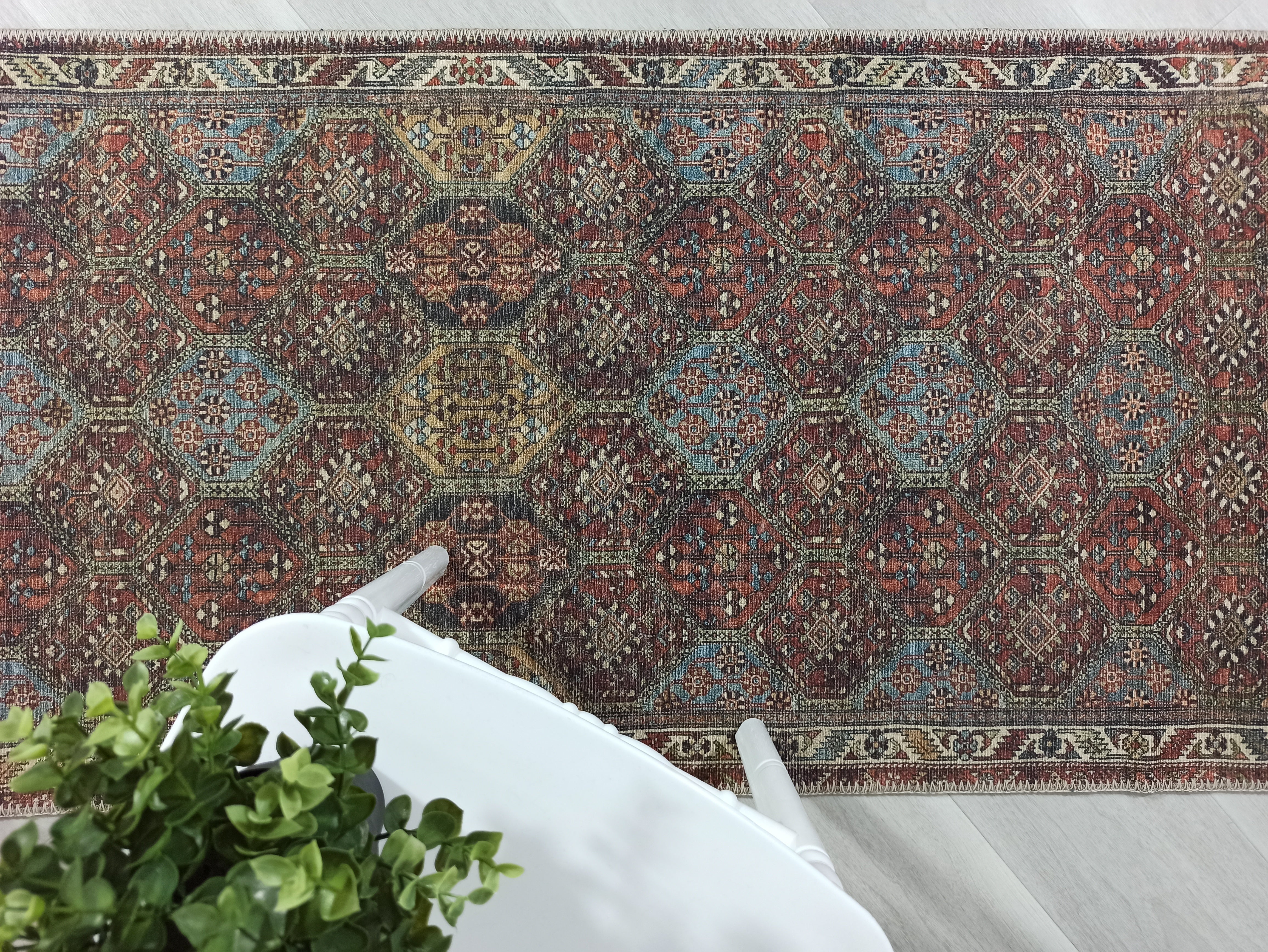 Kahve ve Toprak Tonlu Geometrik Desenli Türk Halısı