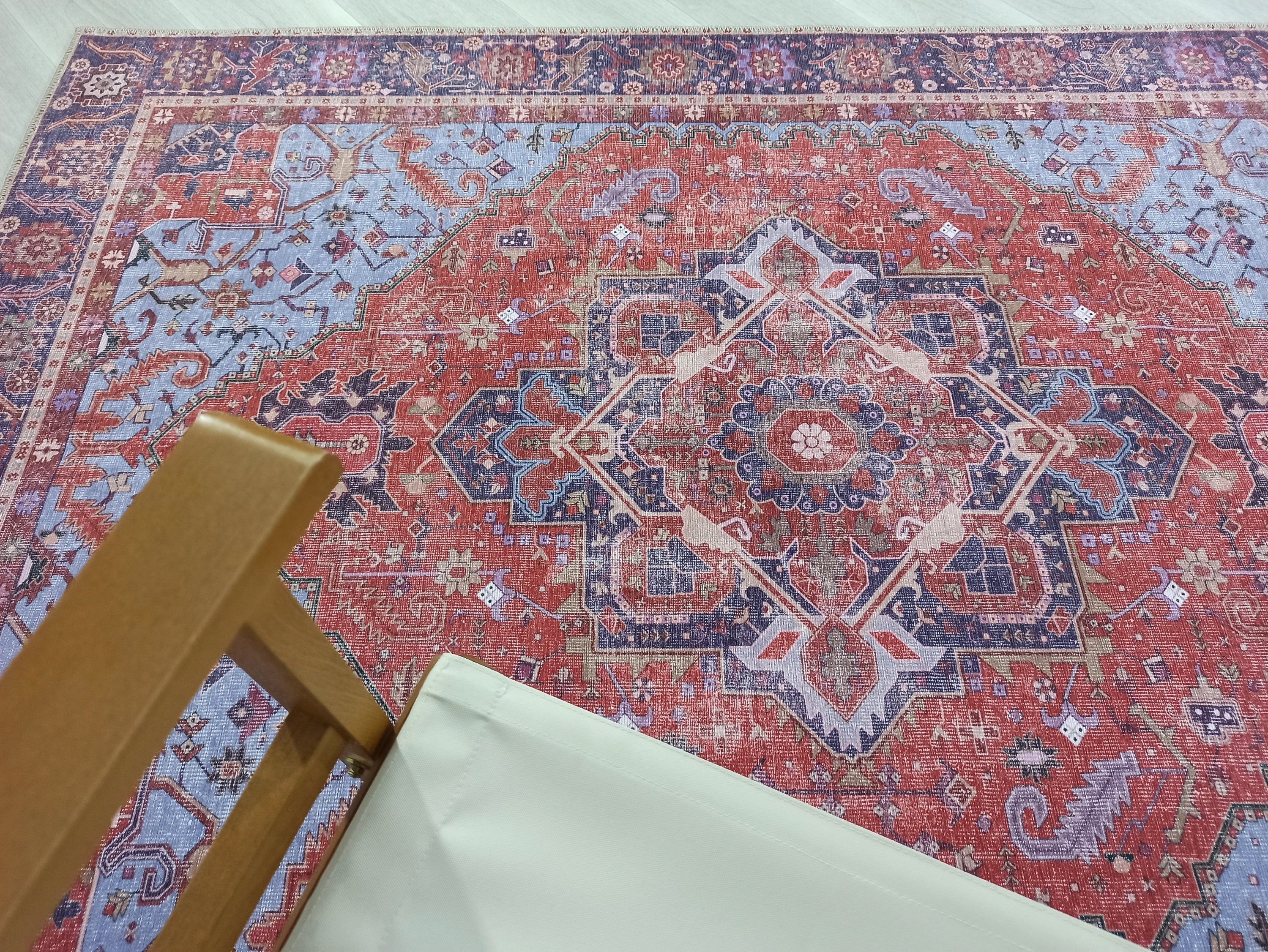Rot-blauer Vintage-Teppich mit Medaillonmuster