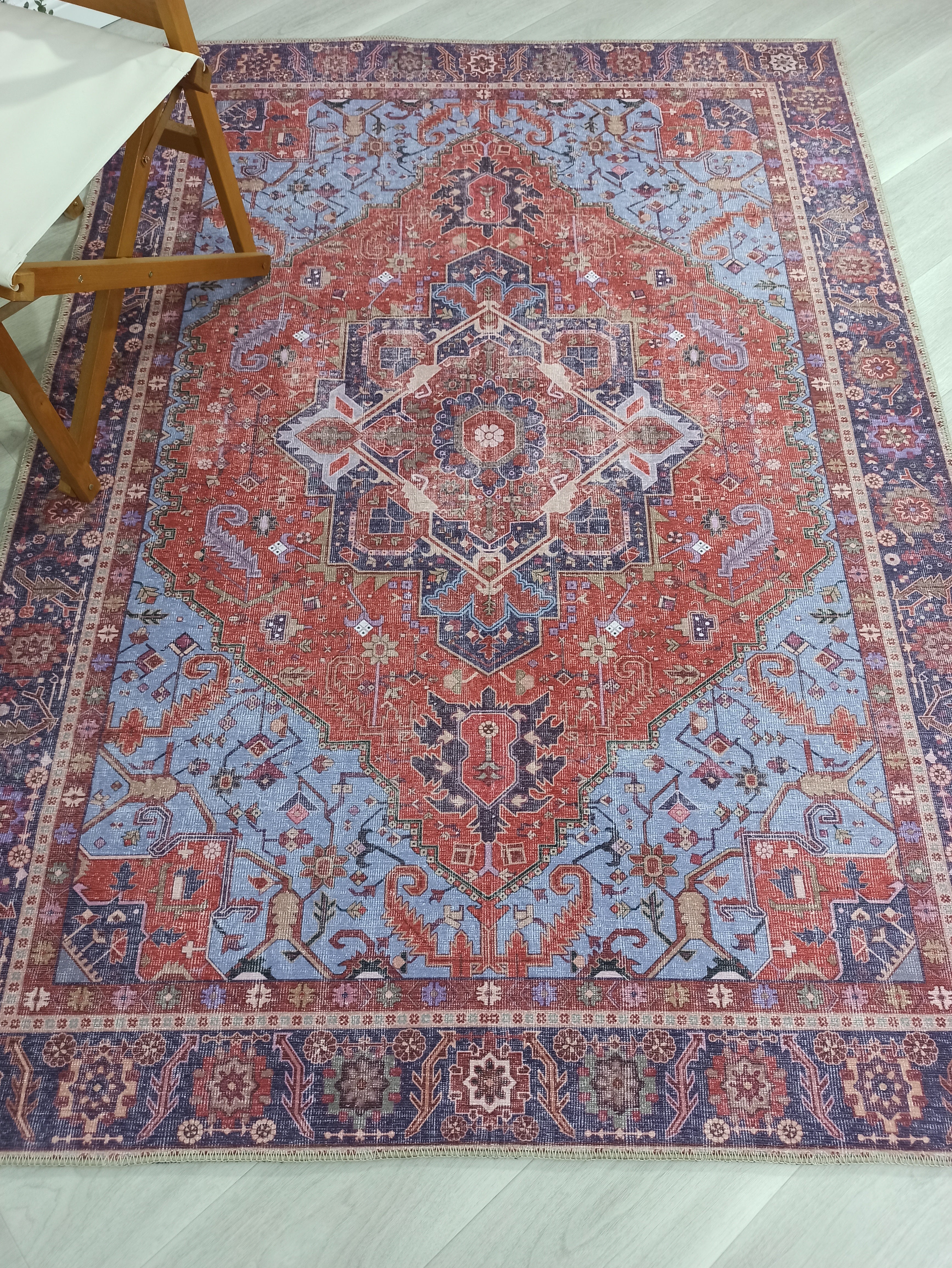 Rot-blauer Vintage-Teppich mit Medaillonmuster