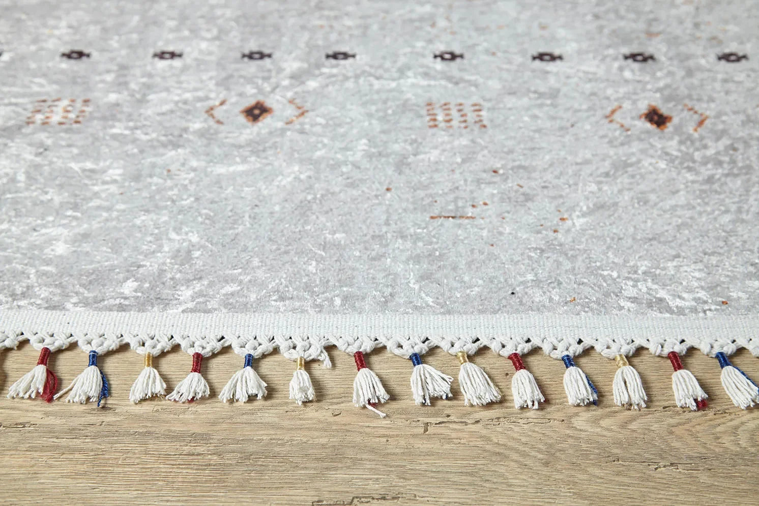 Örgü Saçaklı Açık Gri Minimal Etnik Halı-Pera Halı