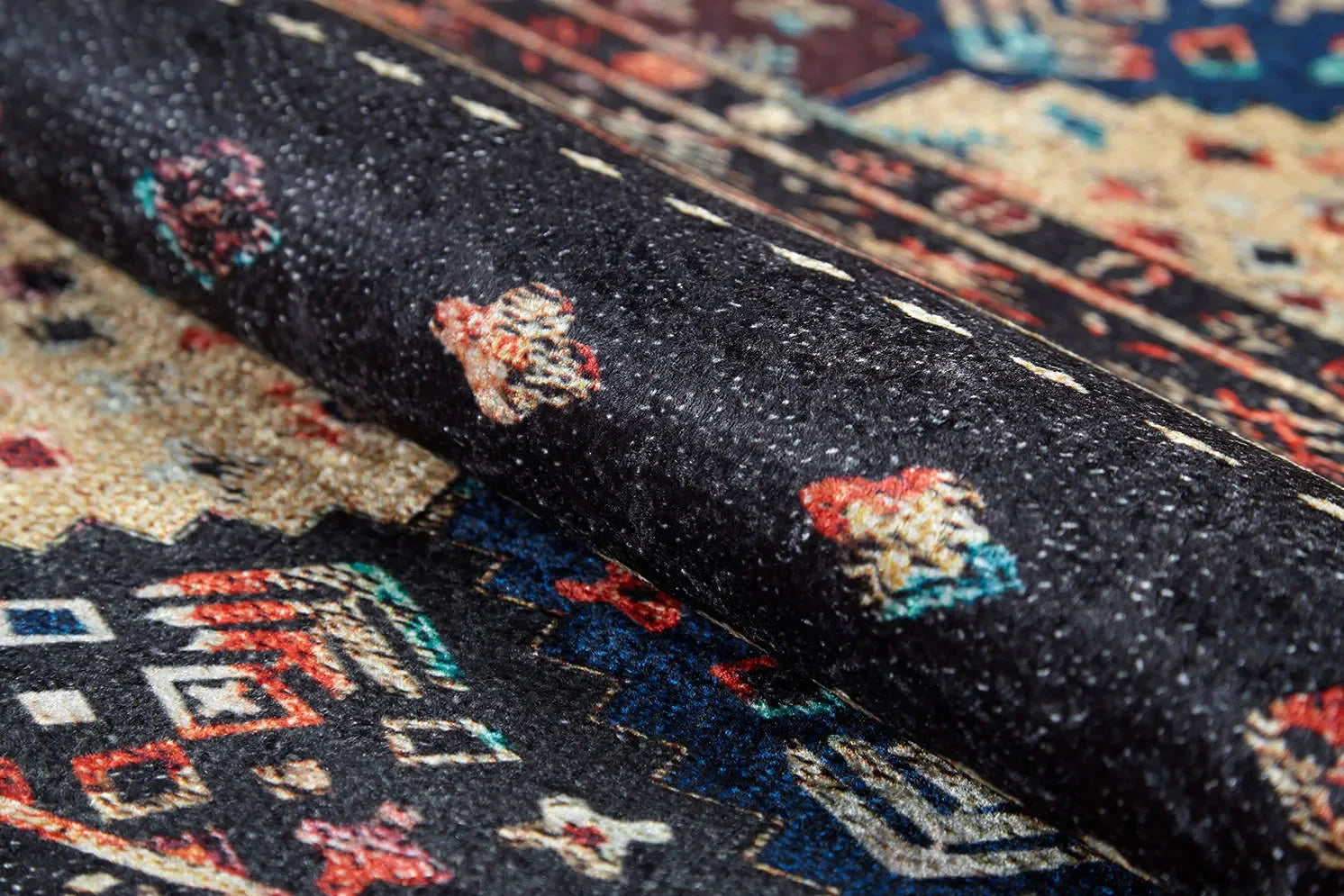 Örgü Saçaklı Siyah Etnik Desenli Halı-Pera Halı