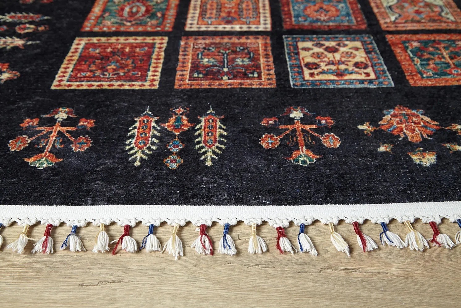 Örgü Saçaklı Siyah Otantik Kareli Halı-Pera Halı