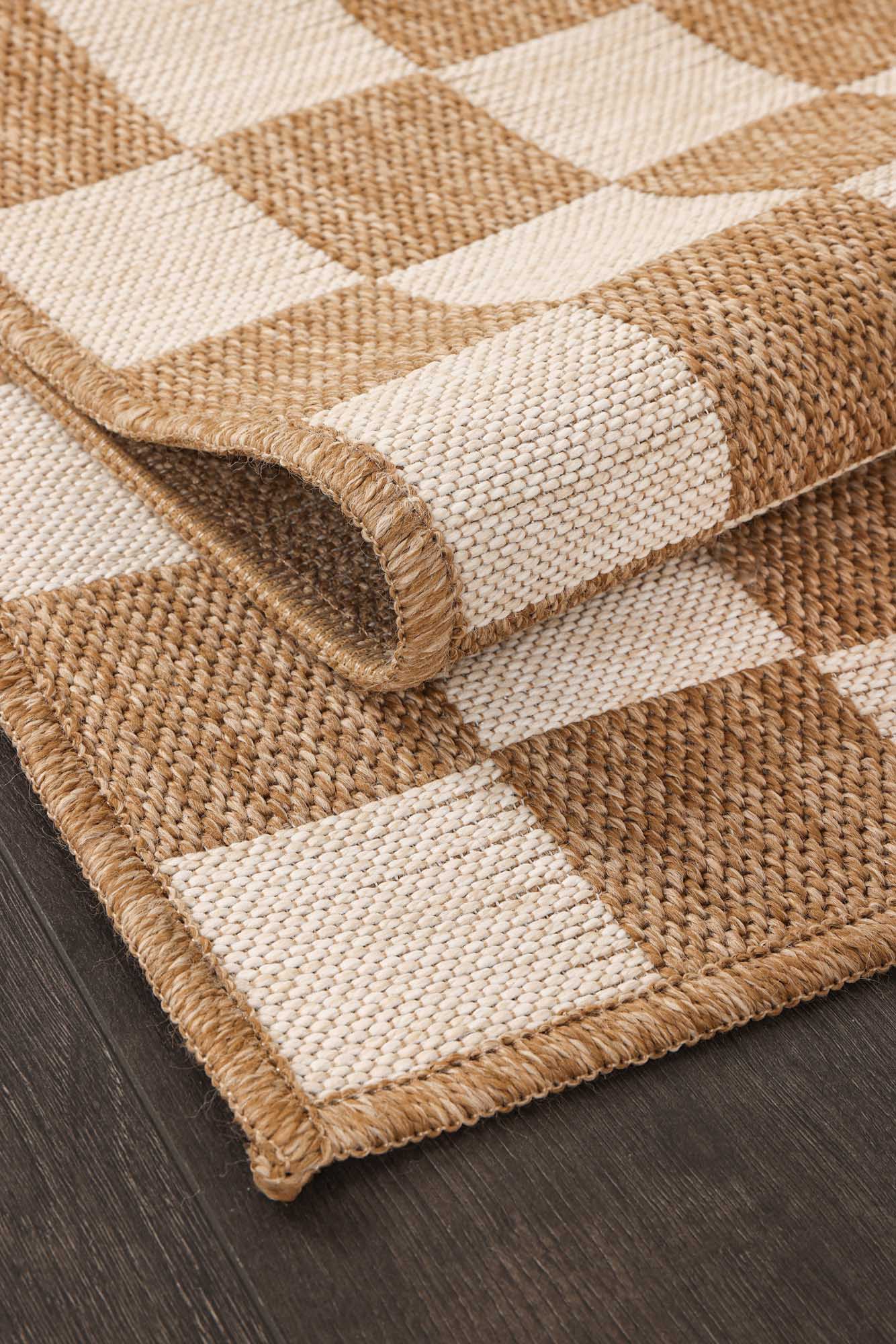 Kahve ve Beyaz Dama Desenli Hasır Halı