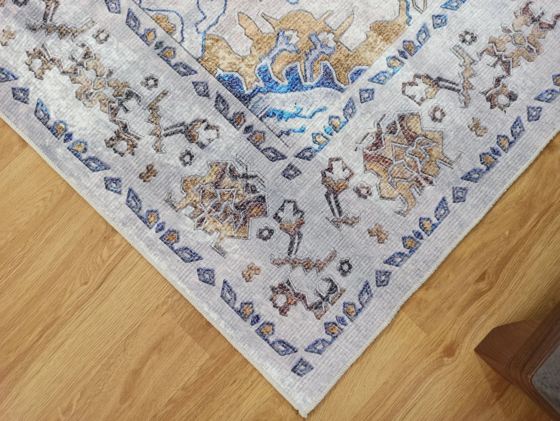 Bej ve Mavi Eskitme Desenli Vintage Halı