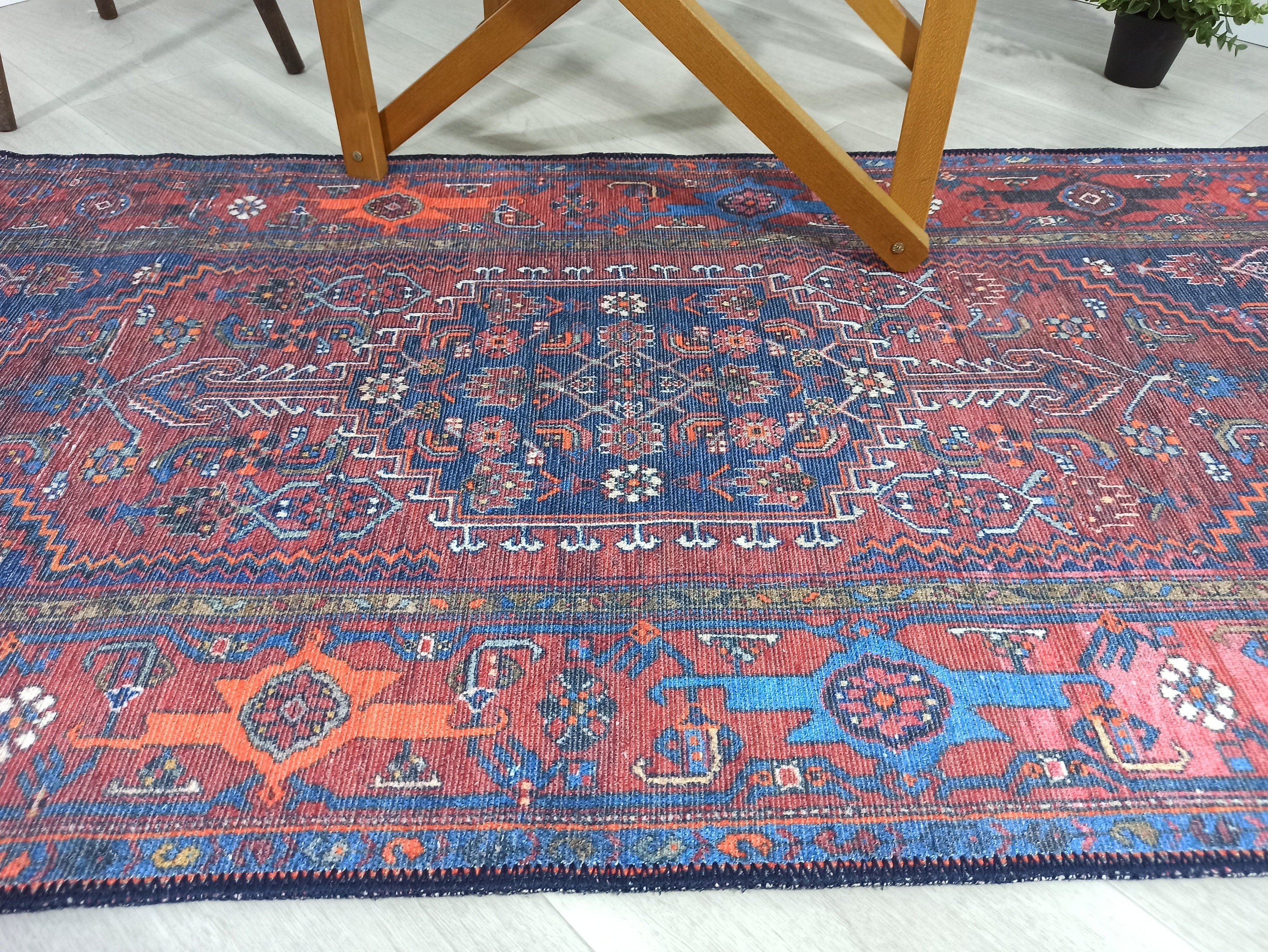 Vintage-Teppich mit braunen, orangen und marineblauen Motiven