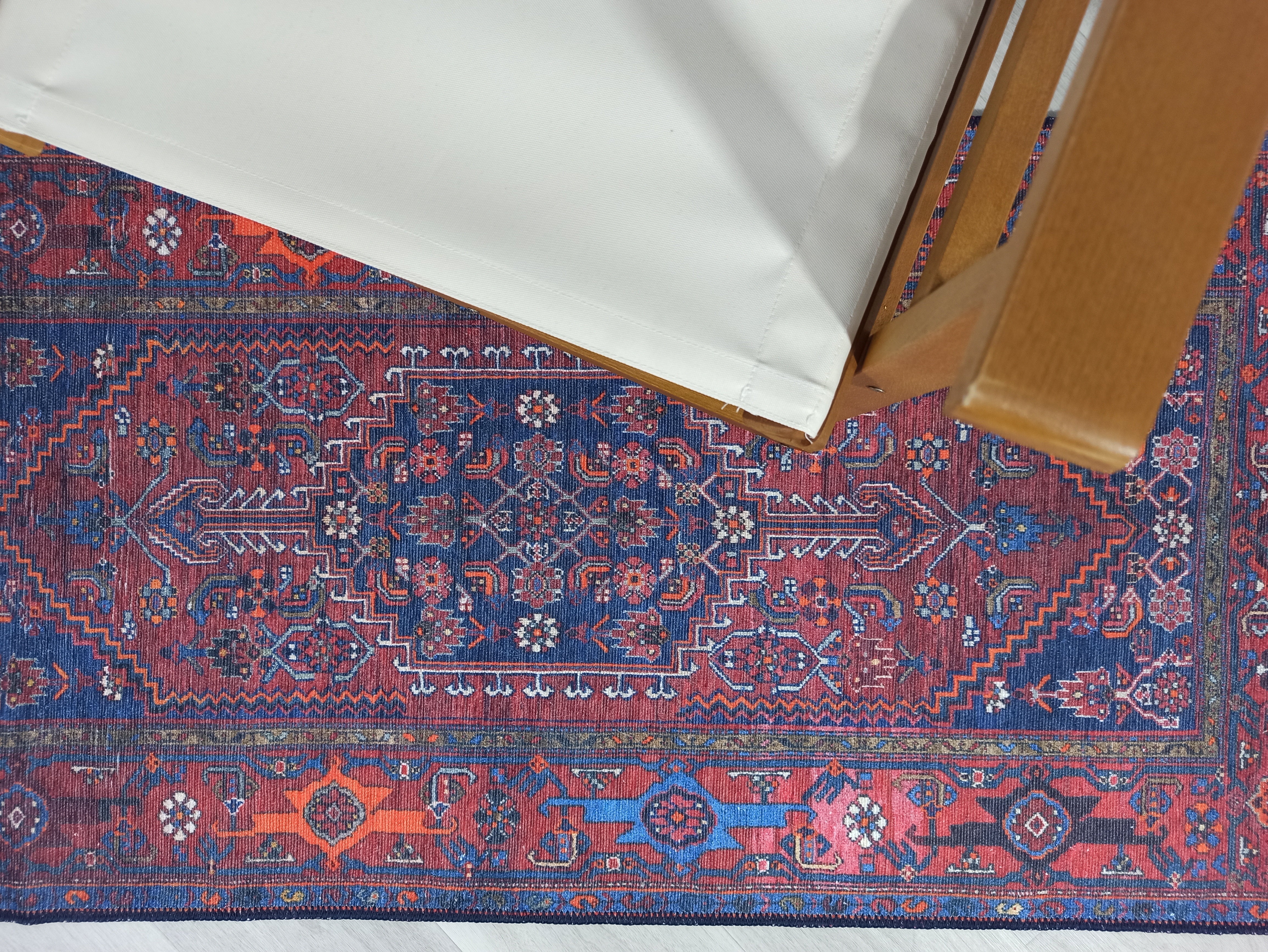 Vintage-Teppich mit braunen, orangen und marineblauen Motiven