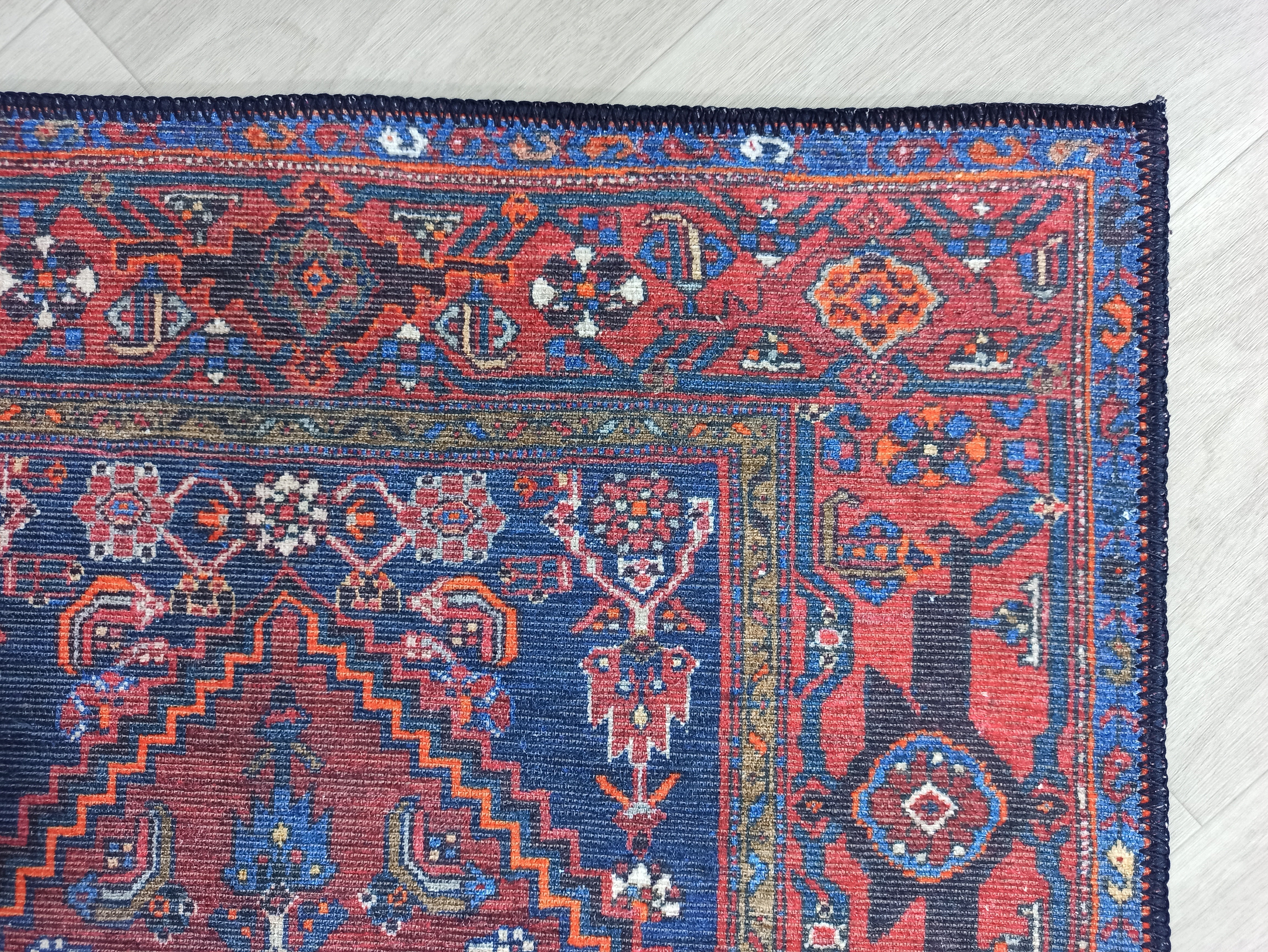 Vintage-Teppich mit braunen, orangen und marineblauen Motiven