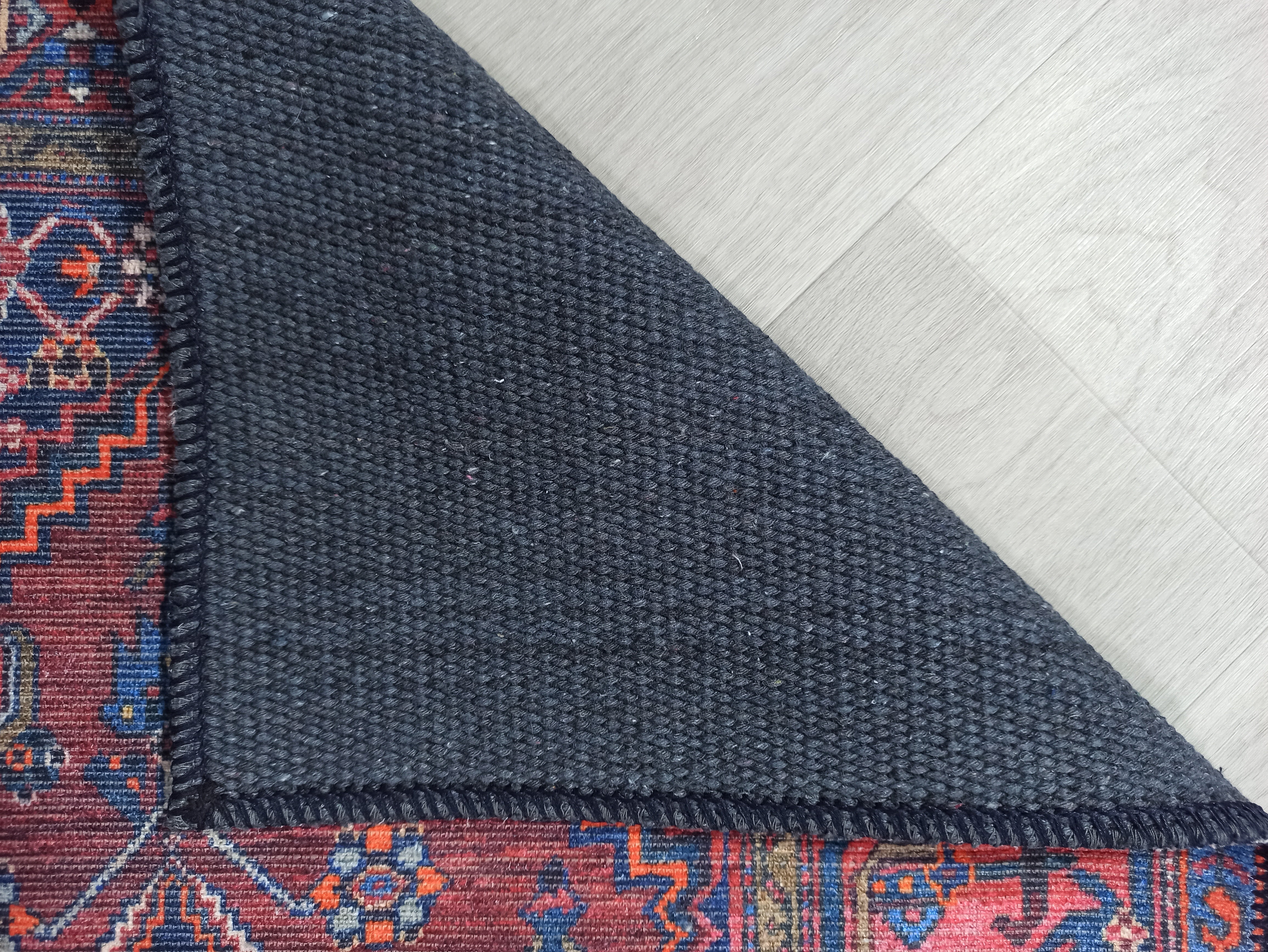 Vintage-Teppich mit braunen, orangen und marineblauen Motiven
