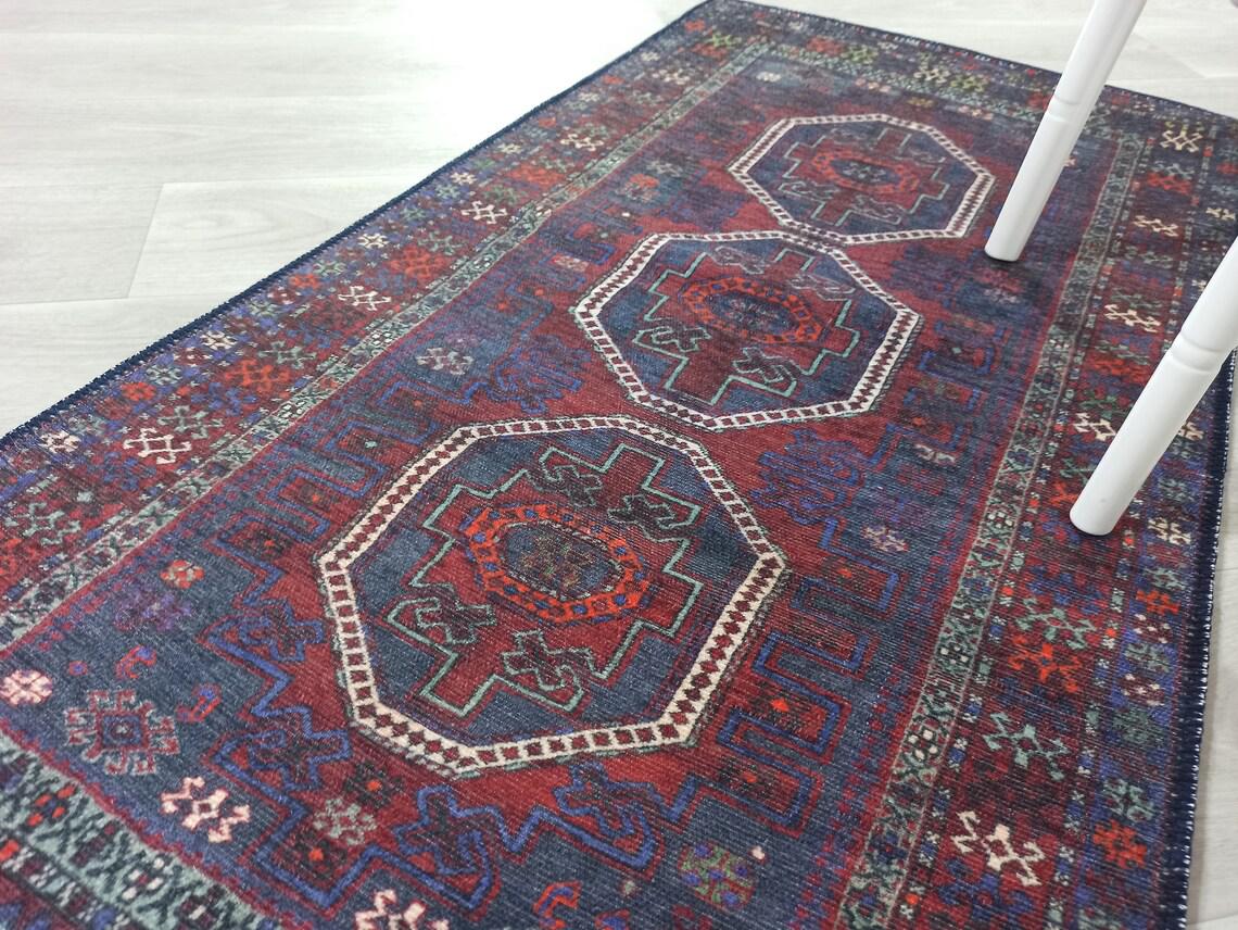 Marineblauer und roter Vintage-Teppich