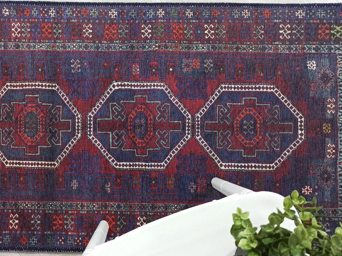 Marineblauer und roter Vintage-Teppich