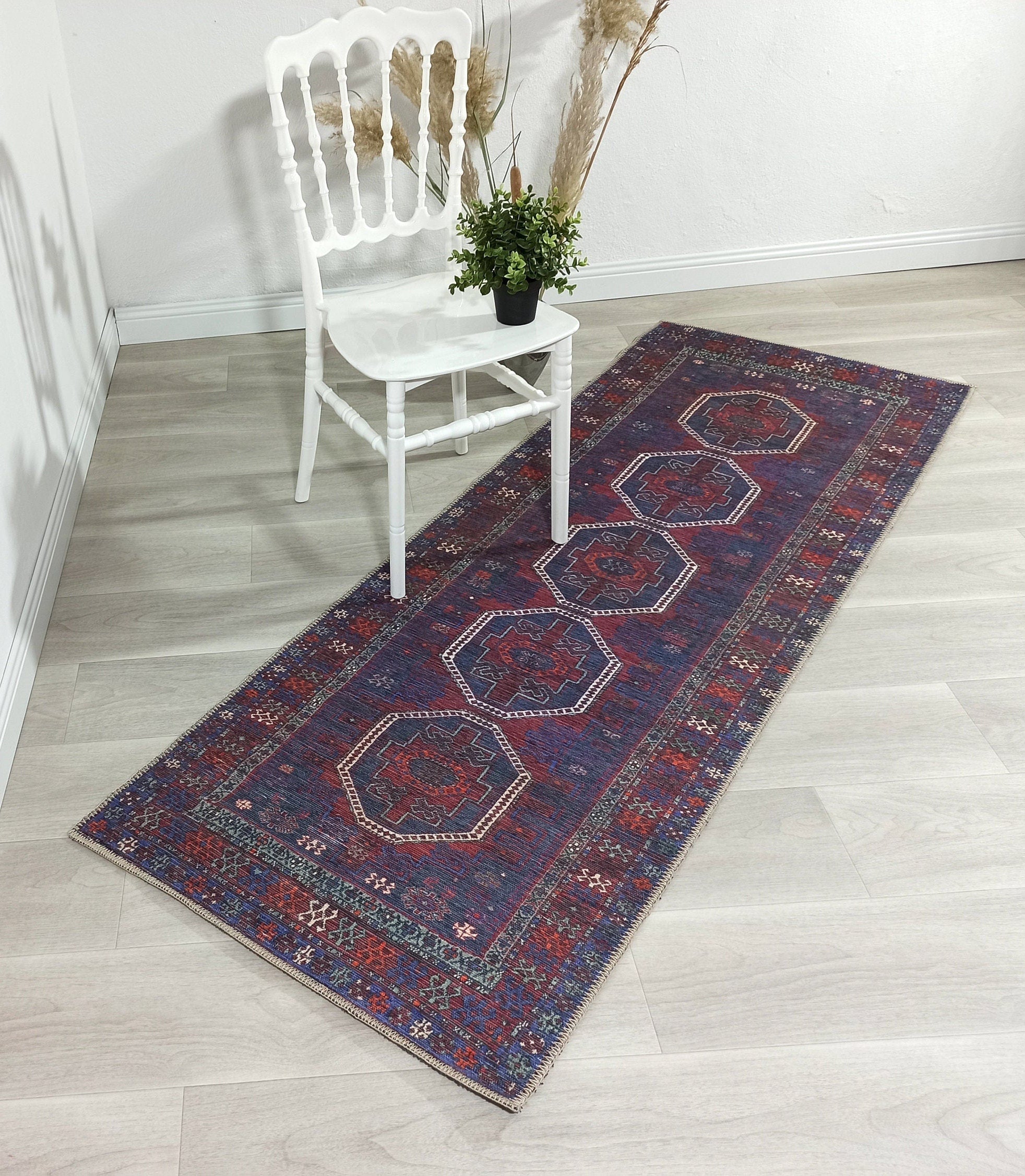 Marineblauer und roter Vintage-Teppich