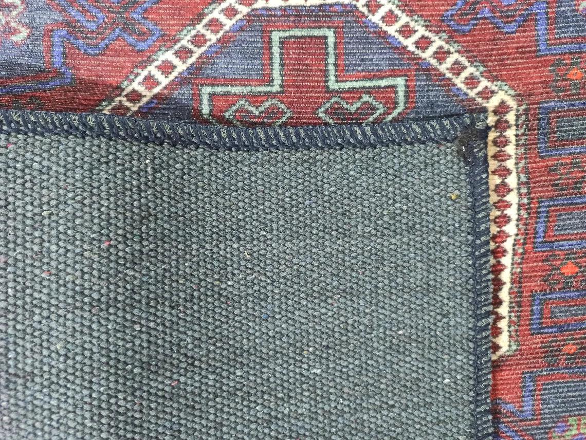 Marineblauer und roter Vintage-Teppich