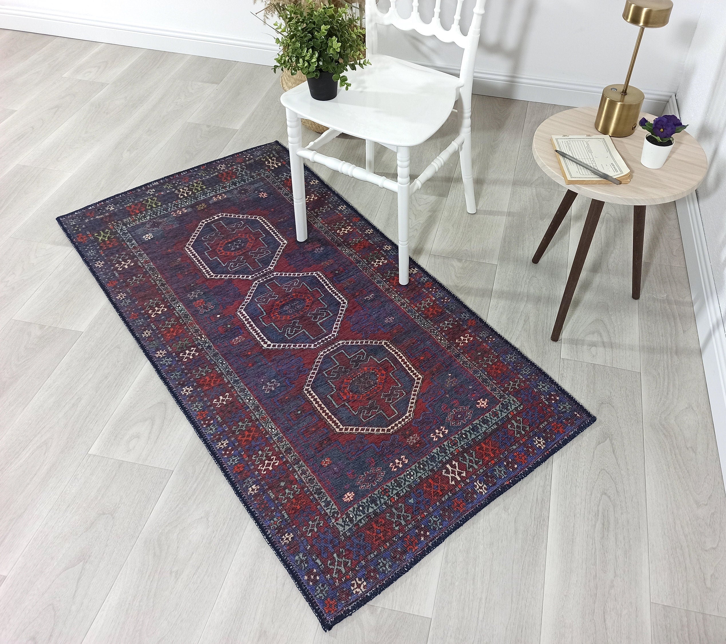 Marineblauer und roter Vintage-Teppich
